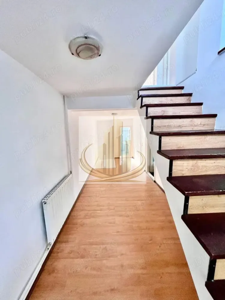 De Vanzare Duplex zona Lipovei 168mp 239000 Euro - Grand Mobilis Imobiliare propune spre vânzare jumătate de duplex spațios în Timișoara, zona Lipovei Preț: 239.000 € 📍 Zonă excelentă, la doar 5 minute de Iulius Town Detalii proprietate: Suprafață utilă: 168 mp Teren: 140 mp Regim de înălțime: P+E+M An construcție: 2001 Construcție din cărămidă, acoperiș din țiglă Front stradal: 6,5 m Compartimentare: 4 dormitoare Living generos Bucătărie cu loc de luat masa 3 băi (câte una pe fiecare nivel) 4 balcoane + terasă Utilități: ✔ Apă ✔ Gaz ✔ Canalizare ✔ Curent Avantaje: Zonă foarte bine dezvoltată, cu acces rapid la: școli și grădinițe farmacii și magazine parcuri și piețe transport public Ideal pentru: locuință de familie sediu firmă cabinet medical / salon birouri }}