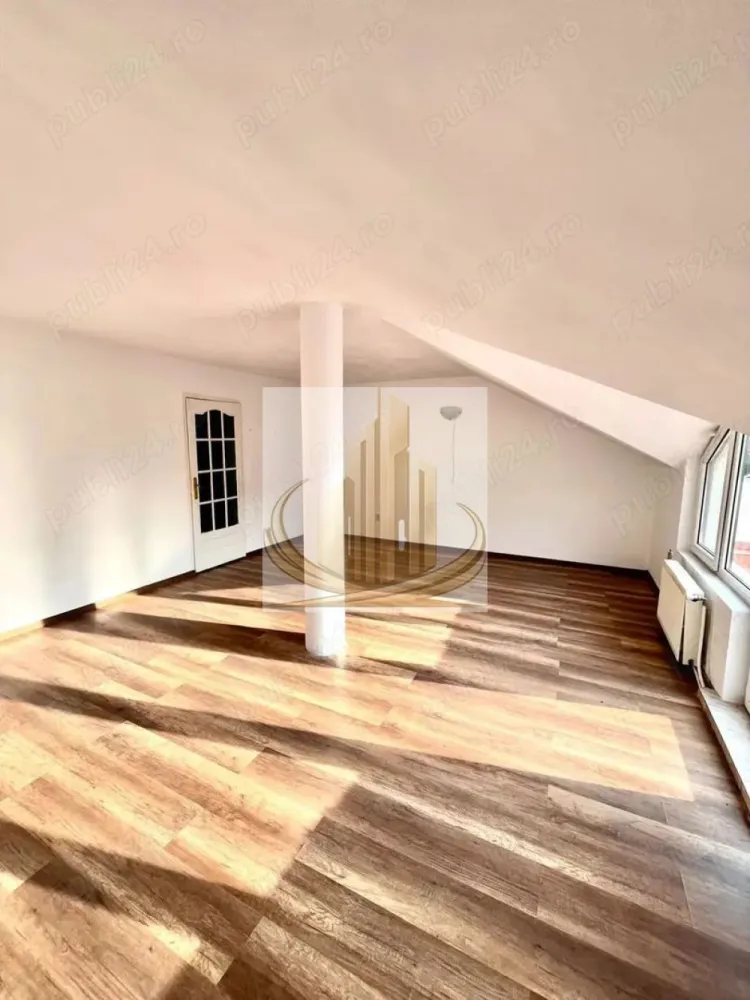 De Vanzare Duplex zona Lipovei 168mp 239000 Euro - Grand Mobilis Imobiliare propune spre vânzare jumătate de duplex spațios în Timișoara, zona Lipovei Preț: 239.000 € 📍 Zonă excelentă, la doar 5 minute de Iulius Town Detalii proprietate: Suprafață utilă: 168 mp Teren: 140 mp Regim de înălțime: P+E+M An construcție: 2001 Construcție din cărămidă, acoperiș din țiglă Front stradal: 6,5 m Compartimentare: 4 dormitoare Living generos Bucătărie cu loc de luat masa 3 băi (câte una pe fiecare nivel) 4 balcoane + terasă Utilități: ✔ Apă ✔ Gaz ✔ Canalizare ✔ Curent Avantaje: Zonă foarte bine dezvoltată, cu acces rapid la: școli și grădinițe farmacii și magazine parcuri și piețe transport public Ideal pentru: locuință de familie sediu firmă cabinet medical / salon birouri }}