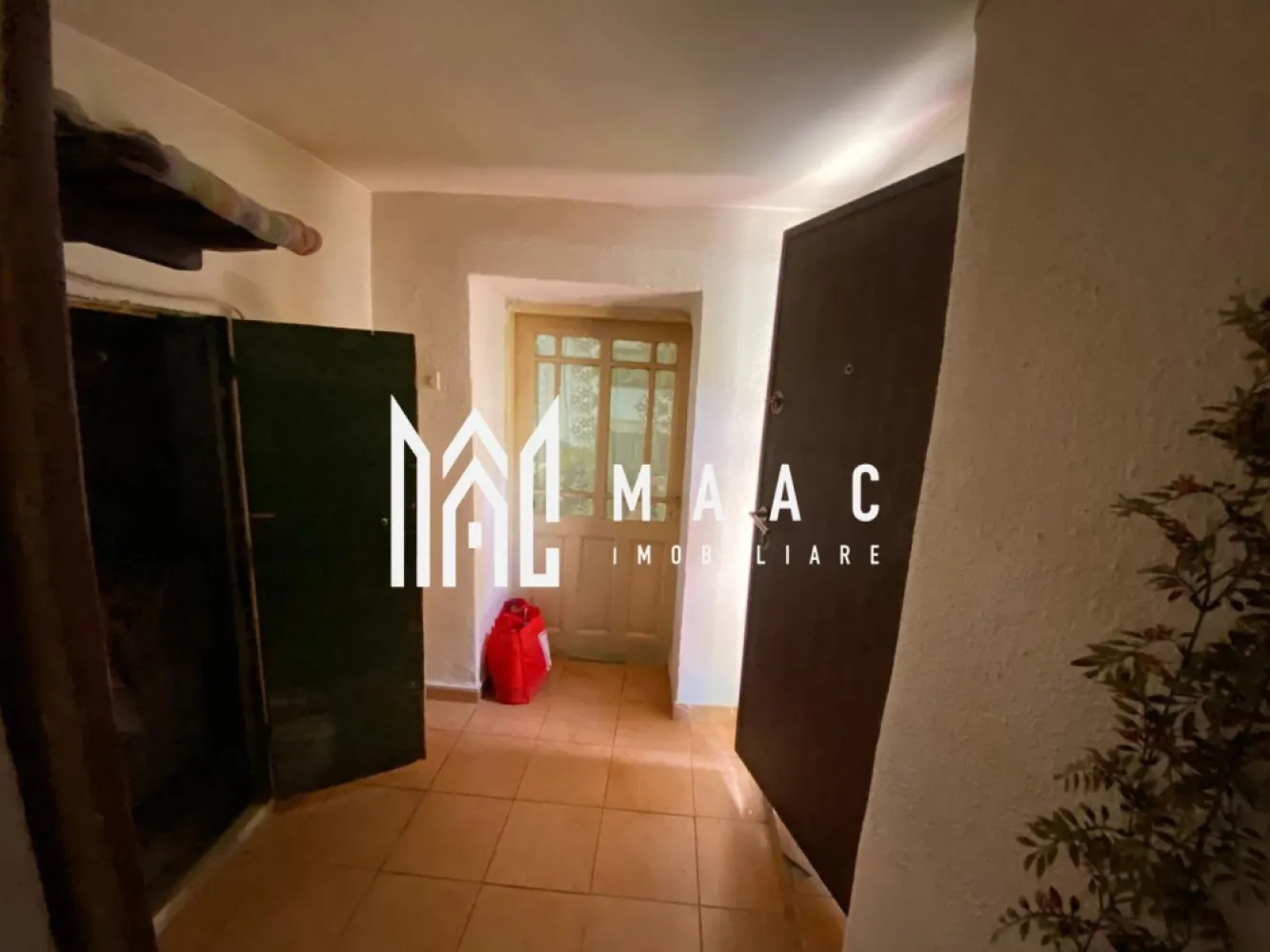 Casă 5 camere | 1.087 mp teren | Acces auto | Cincu – Brașov - MAAC Imobiliare oferă spre vânzare o proprietate individuală, situată în localitatea Cincu, județul Brașov, amplasată la stradă asfaltată, într-o zonă centrală, foarte liniștită, cu zonă verde între șosea și accesul către casă, oferind intimitate și confort. Proprietatea este compusă din două corpuri de clădire separate, fără comunicare între ele, curte, grădină și livadă, fiind ideală pentru locuință permanentă, casă de vacanță sau investiție. Detalii proprietate Suprafață teren: 1.087 mp Număr camere: 5 Acces auto Se predă parțial mobilată Necesită renovare / modernizare Compartimentare Corpul 1: Hol de acces 3 camere (din prima cameră se face acces către celelalte două, stânga–dreapta) Corpul 2: Hol de acces Cameră Bucătărie Baie Anexe: Cămară Pivniță, ideale pentru depozitare Încălzire & utilități Sobe de teracotă (pe gaz și pe lemne) Boiler pentru apă caldă (în baie) Utilități: gaz, curent, apă Canalizare cu fosă septică Curte & exterior Curte cu acces auto Șură amplasată în planul secund Grădină și livadă generoase, cu multiple posibilități de utilizare Zonă verde naturală care separă casa de șosea, oferind liniște și protecție fonică Avantaje Stradă asfaltată Zonă centrală, dar foarte liniștită Multă verdeață Teren mare Două corpuri de clădire Potențial excelent de personalizare 📞 Pentru mai multe detalii sau pentru a programa o vizionare, vă rugăm să ne contactați menționând ID: CP2795850 }}