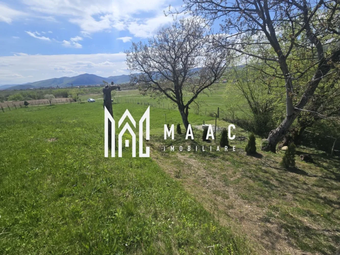 Teren 5400 mp superb cu livada si vedere spre munti Orlat - Teren de vânzare – 5.400 mp, Orlat, priveliște panoramică spre munți

Vă propunem spre vânzare un teren generos, cu o suprafață de 5.400 mp, situat în Orlat, într-o zonă liniștită, cu peisaj natural deosebit și deschidere spectaculoasă către munți.

Proprietatea este împrejmuită și beneficiază de o fântână proprie si livada cu pomi fructiferi.
Actele sunt în regulă, terenul fiind intabulat, ceea ce permite o tranzacție rapidă și sigură.

Caracteristici principale:

Suprafață: 5.400 mp
Teren împrejmuit
Fântână proprie
Livadă cu pomi fructiferi
Priveliște panoramică spre munți
Intabulat

Pentru detalii va rog specificati CP3048694 la telefon .