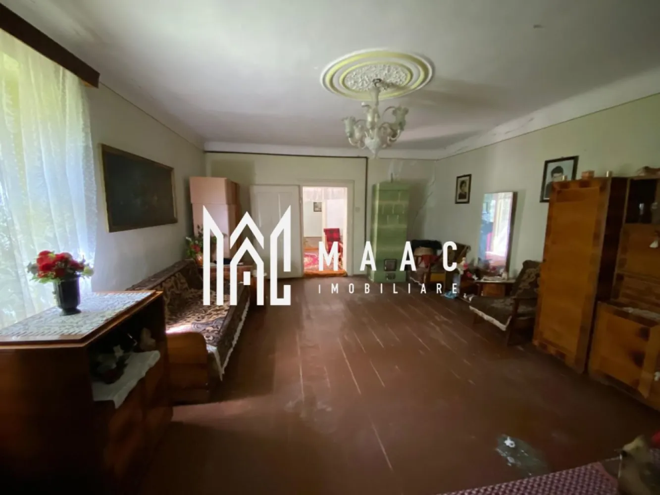 Casă 5 camere | 1.087 mp teren | Acces auto | Cincu – Brașov - MAAC Imobiliare oferă spre vânzare o proprietate individuală, situată în localitatea Cincu, județul Brașov, amplasată la stradă asfaltată, într-o zonă centrală, foarte liniștită, cu zonă verde între șosea și accesul către casă, oferind intimitate și confort. Proprietatea este compusă din două corpuri de clădire separate, fără comunicare între ele, curte, grădină și livadă, fiind ideală pentru locuință permanentă, casă de vacanță sau investiție. Detalii proprietate Suprafață teren: 1.087 mp Număr camere: 5 Acces auto Se predă parțial mobilată Necesită renovare / modernizare Compartimentare Corpul 1: Hol de acces 3 camere (din prima cameră se face acces către celelalte două, stânga–dreapta) Corpul 2: Hol de acces Cameră Bucătărie Baie Anexe: Cămară Pivniță, ideale pentru depozitare Încălzire & utilități Sobe de teracotă (pe gaz și pe lemne) Boiler pentru apă caldă (în baie) Utilități: gaz, curent, apă Canalizare cu fosă septică Curte & exterior Curte cu acces auto Șură amplasată în planul secund Grădină și livadă generoase, cu multiple posibilități de utilizare Zonă verde naturală care separă casa de șosea, oferind liniște și protecție fonică Avantaje Stradă asfaltată Zonă centrală, dar foarte liniștită Multă verdeață Teren mare Două corpuri de clădire Potențial excelent de personalizare 📞 Pentru mai multe detalii sau pentru a programa o vizionare, vă rugăm să ne contactați menționând ID: CP2795850 }}