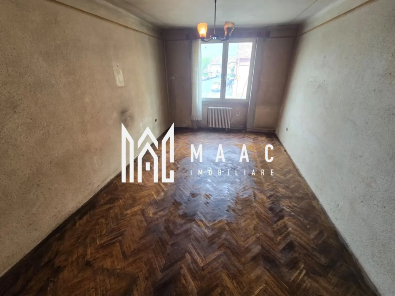 Apartament la casa 4 camere 300 teren zona Centrala - MAAC Imobiliare vă propune spre vânzare un duplex pe un singur nivel, spațios și luminos, situat pe strada Reconstrucției nr. 5, la câteva minute de mers pe jos de centrul Sibiului. Proprietatea este dispusă pe un singur nivel, are intrări separate și o suprafață utilă totală de 159 mp, fiind complet decomandată, ideală atât pentru locuință, cât și pentru investiție sau alte tipuri de utilizare.

Imobilul beneficiază de o compartimentare practică și generoasă, potrivită pentru o familie, dar și pentru cei care caută o proprietate cu potențial mixt, rezidențial și comercial. Camerele sunt mari, bine luminate natural și atent distribuite, oferind confort și flexibilitate în amenajare.

Compartimentare:
-3 dormitoare decomandate, generoase
-living spațios și luminos
-bucătărie separată
-cămară
-baie cu cadă și geam pentru aerisire naturală
-terasă de aproximativ 10 mp

La demisol, proprietatea dispune de spații suplimentare care extind semnificativ posibilitățile de utilizare, fiind potrivite atât pentru activități comerciale, cât și pentru locuire sau depozitare.

Demisol:
-cameră cu baie proprie
-spațiu comercial
-garsonieră
-birou sau depozitare
-pivniță uscată, perfectă pentru depozitare

Terenul are o suprafață totală de 300 mp și poate fi amenajat după propriul gust, în funcție de necesități și preferințe. Această proprietate din Sibiu reprezintă o opțiune atractivă pentru cei care caută un duplex de vânzare cu teren, într-o zonă accesibilă, aproape de centrul orașului, cu multiple variante de compartimentare și valorificare.

Dotări și îmbunătățiri:
-casă izolată exterior cu izolație de 10 cm
-geamuri termopan
-centrală termică proprie Bosch
-calorifere din fontă, cu eficiență termică ridicată
-acoperiș recent schimbat

Avantajele acestei proprietăți sunt date de suprafața utilă generoasă, camerele mari și luminoase, compartimentarea decomandată și versatilitatea spațiilor existente. Este o alegere potrivită atât pentru locuit, cât și pentru activități comerciale, oferind posibilitatea de amenajare în funcție de nevoi.

Pentru preț și detalii, vă rugăm să menționați la telefon numărul CP3046333