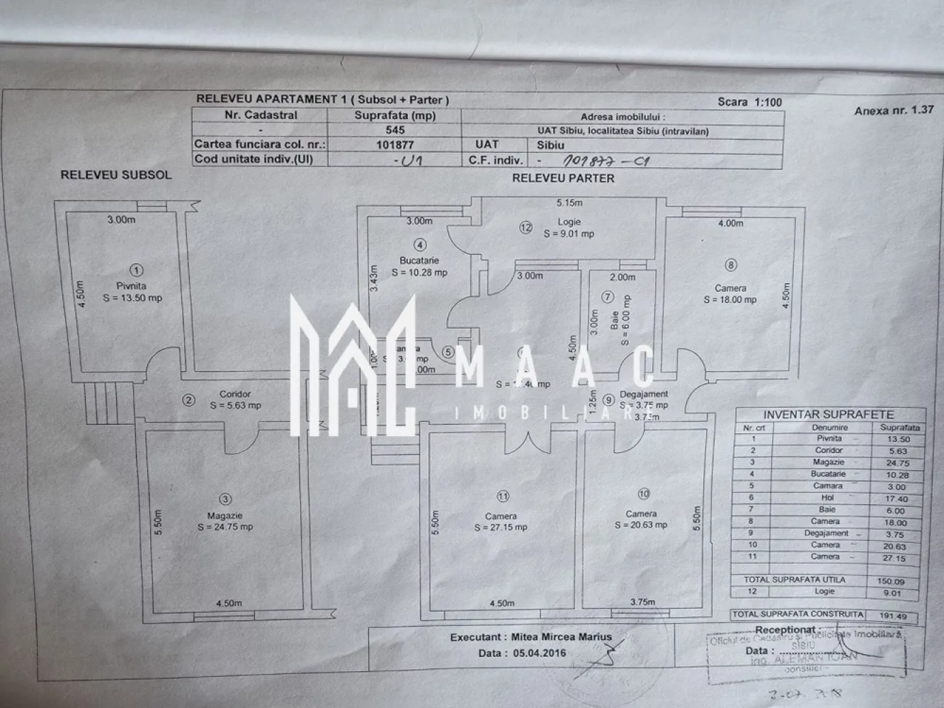 Apartament la casa 4 camere 300 teren zona Centrala - MAAC Imobiliare vă propune spre vânzare un duplex pe un singur nivel, spațios și luminos, situat pe strada Reconstrucției nr. 5, la câteva minute de mers pe jos de centrul Sibiului. Proprietatea este dispusă pe un singur nivel, are intrări separate și o suprafață utilă totală de 159 mp, fiind complet decomandată, ideală atât pentru locuință, cât și pentru investiție sau alte tipuri de utilizare.

Imobilul beneficiază de o compartimentare practică și generoasă, potrivită pentru o familie, dar și pentru cei care caută o proprietate cu potențial mixt, rezidențial și comercial. Camerele sunt mari, bine luminate natural și atent distribuite, oferind confort și flexibilitate în amenajare.

Compartimentare:
-3 dormitoare decomandate, generoase
-living spațios și luminos
-bucătărie separată
-cămară
-baie cu cadă și geam pentru aerisire naturală
-terasă de aproximativ 10 mp

La demisol, proprietatea dispune de spații suplimentare care extind semnificativ posibilitățile de utilizare, fiind potrivite atât pentru activități comerciale, cât și pentru locuire sau depozitare.

Demisol:
-cameră cu baie proprie
-spațiu comercial
-garsonieră
-birou sau depozitare
-pivniță uscată, perfectă pentru depozitare

Terenul are o suprafață totală de 300 mp și poate fi amenajat după propriul gust, în funcție de necesități și preferințe. Această proprietate din Sibiu reprezintă o opțiune atractivă pentru cei care caută un duplex de vânzare cu teren, într-o zonă accesibilă, aproape de centrul orașului, cu multiple variante de compartimentare și valorificare.

Dotări și îmbunătățiri:
-casă izolată exterior cu izolație de 10 cm
-geamuri termopan
-centrală termică proprie Bosch
-calorifere din fontă, cu eficiență termică ridicată
-acoperiș recent schimbat

Avantajele acestei proprietăți sunt date de suprafața utilă generoasă, camerele mari și luminoase, compartimentarea decomandată și versatilitatea spațiilor existente. Este o alegere potrivită atât pentru locuit, cât și pentru activități comerciale, oferind posibilitatea de amenajare în funcție de nevoi.

Pentru preț și detalii, vă rugăm să menționați la telefon numărul CP3046333
