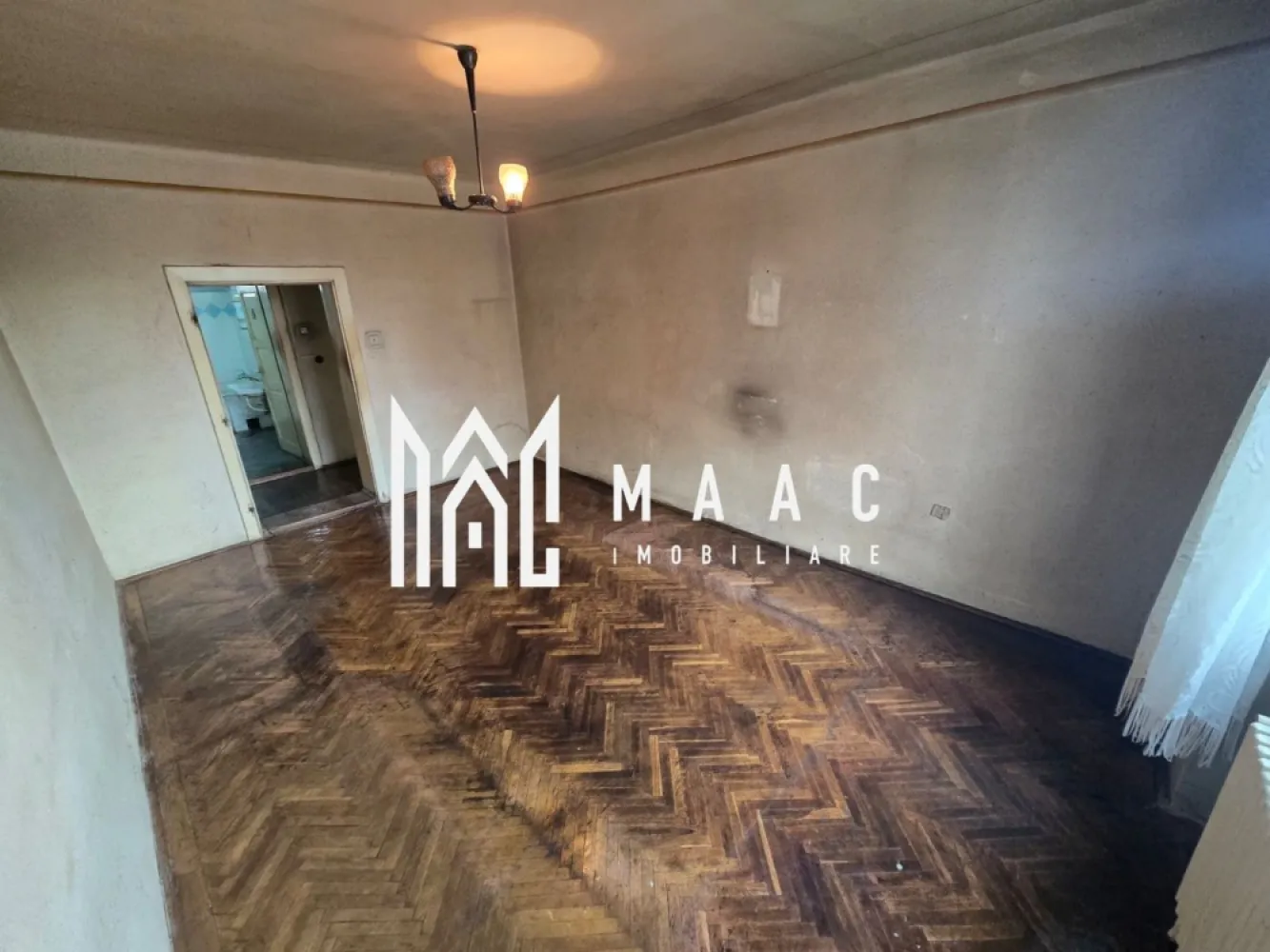 Apartament la casa 4 camere 300 teren zona Centrala - MAAC Imobiliare vă propune spre vânzare un duplex pe un singur nivel, spațios și luminos, situat pe strada Reconstrucției nr. 5, la câteva minute de mers pe jos de centrul Sibiului. Proprietatea este dispusă pe un singur nivel, are intrări separate și o suprafață utilă totală de 159 mp, fiind complet decomandată, ideală atât pentru locuință, cât și pentru investiție sau alte tipuri de utilizare.

Imobilul beneficiază de o compartimentare practică și generoasă, potrivită pentru o familie, dar și pentru cei care caută o proprietate cu potențial mixt, rezidențial și comercial. Camerele sunt mari, bine luminate natural și atent distribuite, oferind confort și flexibilitate în amenajare.

Compartimentare:
-3 dormitoare decomandate, generoase
-living spațios și luminos
-bucătărie separată
-cămară
-baie cu cadă și geam pentru aerisire naturală
-terasă de aproximativ 10 mp

La demisol, proprietatea dispune de spații suplimentare care extind semnificativ posibilitățile de utilizare, fiind potrivite atât pentru activități comerciale, cât și pentru locuire sau depozitare.

Demisol:
-cameră cu baie proprie
-spațiu comercial
-garsonieră
-birou sau depozitare
-pivniță uscată, perfectă pentru depozitare

Terenul are o suprafață totală de 300 mp și poate fi amenajat după propriul gust, în funcție de necesități și preferințe. Această proprietate din Sibiu reprezintă o opțiune atractivă pentru cei care caută un duplex de vânzare cu teren, într-o zonă accesibilă, aproape de centrul orașului, cu multiple variante de compartimentare și valorificare.

Dotări și îmbunătățiri:
-casă izolată exterior cu izolație de 10 cm
-geamuri termopan
-centrală termică proprie Bosch
-calorifere din fontă, cu eficiență termică ridicată
-acoperiș recent schimbat

Avantajele acestei proprietăți sunt date de suprafața utilă generoasă, camerele mari și luminoase, compartimentarea decomandată și versatilitatea spațiilor existente. Este o alegere potrivită atât pentru locuit, cât și pentru activități comerciale, oferind posibilitatea de amenajare în funcție de nevoi.

Pentru preț și detalii, vă rugăm să menționați la telefon numărul CP3046333