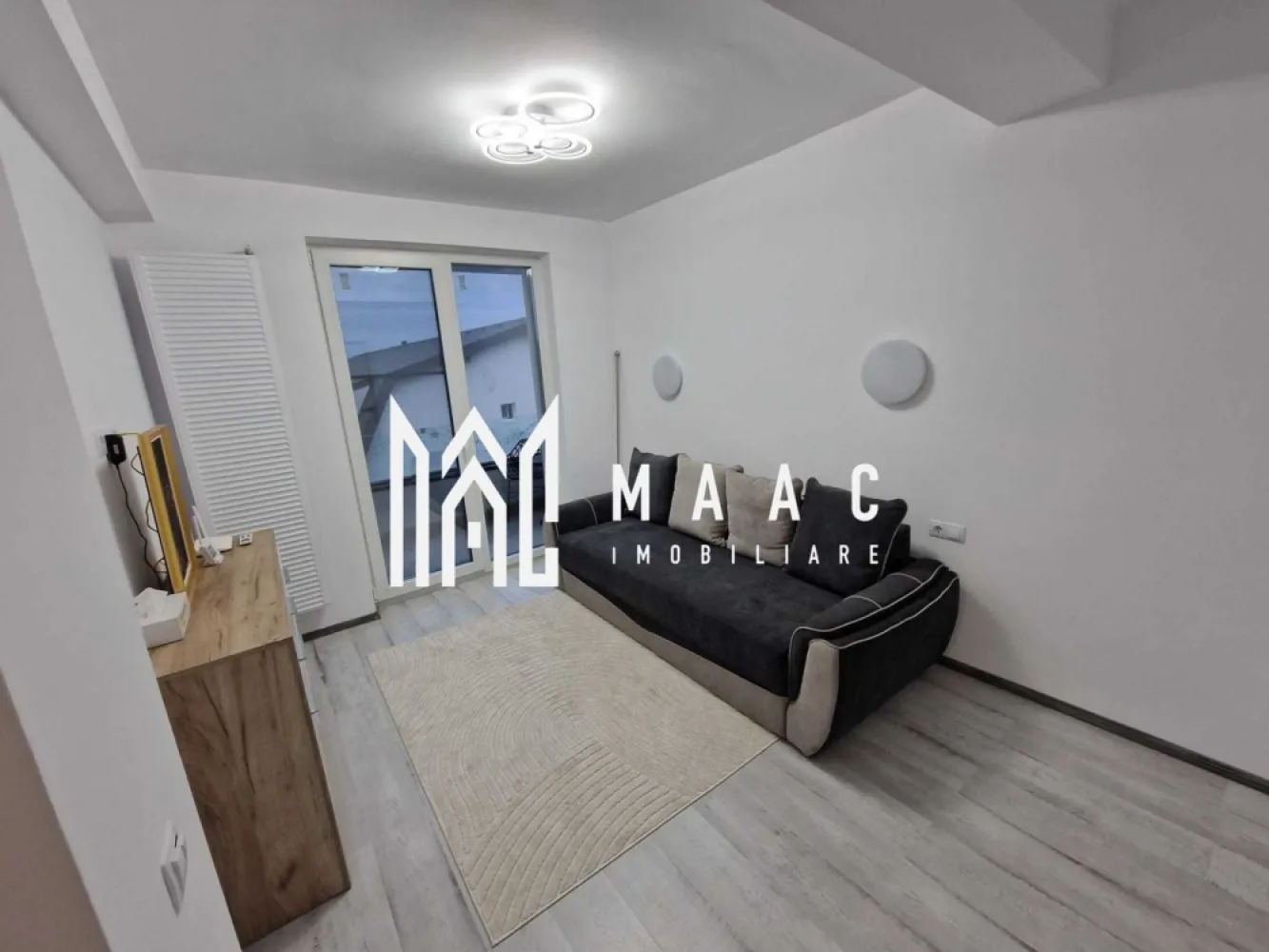 Apartament 2 camere | Balcon | Parcare | Mall Shopping City - MAAC Imobiliare ofera spre inchiriere apartament cu 2 camere, complet mobilat si utilat, in zona Selimbar (la 10 minute de mers pe jos de mall-ul Shopping City).

Locuinta este alcatuita din: living cu bucatarie open-space, dormitor, baie, balcon.

Aferent - loc de parcare.

Strada este asfaltată și iluminată.

Blocul se învecinează direct cu o stradă pietonală (promenadă), perfectă pentru plimbări relaxante, jogging sau ieșiri de seară.

Zonă foarte liniștită, ferită de zgomotul traficului intens. Vecinătate civilizată.

Se percepe o chirie in avans, garantie in cuantumul unei chirii lunare si se inchiriaza pe minim 12 luni,. Nu se accepta cu animale de companie.

Pentru mai multe detalii, va rugam specificati telefonic: CP3048635