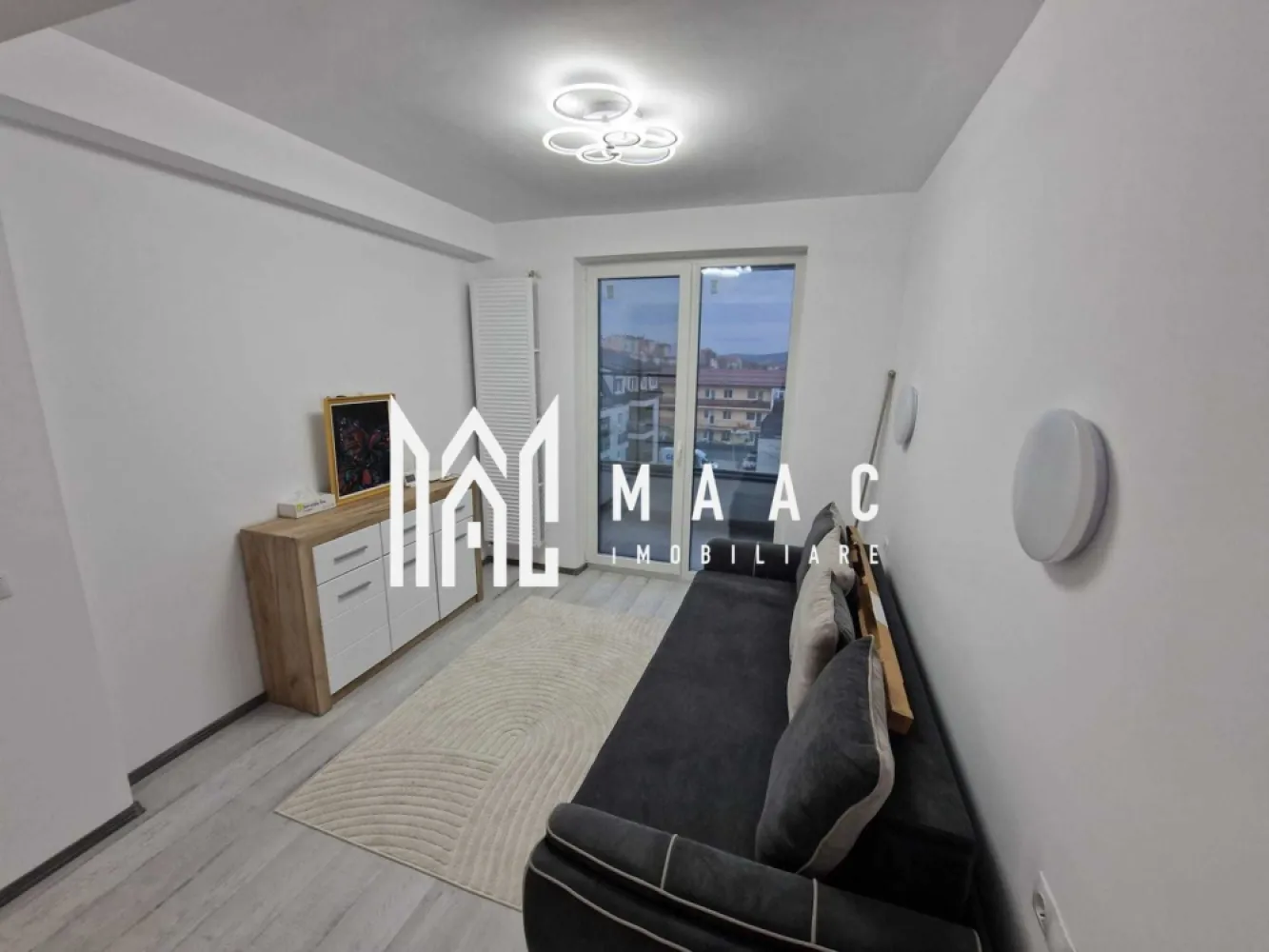 Apartament 2 camere | Balcon | Parcare | Mall Shopping City - MAAC Imobiliare ofera spre inchiriere apartament cu 2 camere, complet mobilat si utilat, in zona Selimbar (la 10 minute de mers pe jos de mall-ul Shopping City).

Locuinta este alcatuita din: living cu bucatarie open-space, dormitor, baie, balcon.

Aferent - loc de parcare.

Strada este asfaltată și iluminată.

Blocul se învecinează direct cu o stradă pietonală (promenadă), perfectă pentru plimbări relaxante, jogging sau ieșiri de seară.

Zonă foarte liniștită, ferită de zgomotul traficului intens. Vecinătate civilizată.

Se percepe o chirie in avans, garantie in cuantumul unei chirii lunare si se inchiriaza pe minim 12 luni,. Nu se accepta cu animale de companie.

Pentru mai multe detalii, va rugam specificati telefonic: CP3048635
