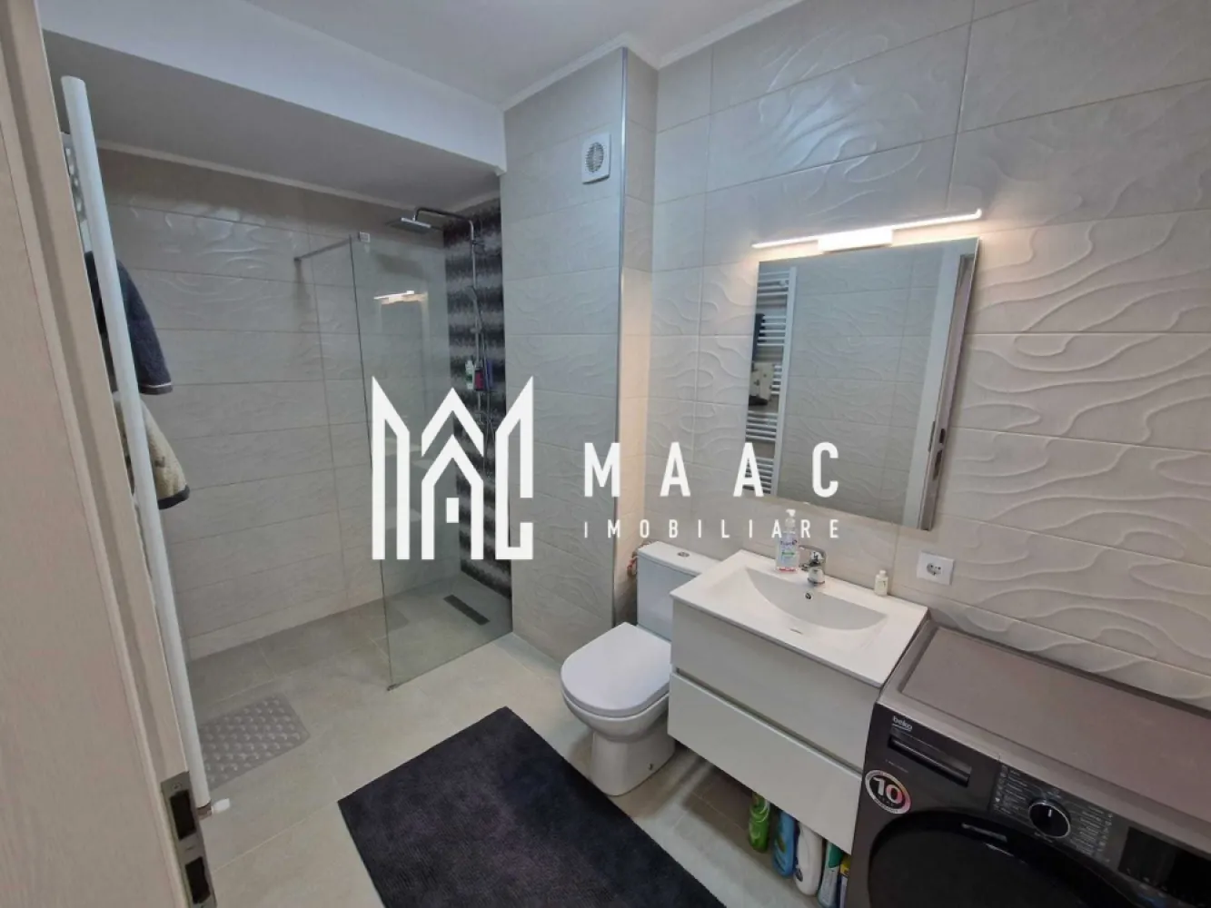 Apartament 2 camere | Balcon | Parcare | Mall Shopping City - MAAC Imobiliare ofera spre inchiriere apartament cu 2 camere, complet mobilat si utilat, in zona Selimbar (la 10 minute de mers pe jos de mall-ul Shopping City).

Locuinta este alcatuita din: living cu bucatarie open-space, dormitor, baie, balcon.

Aferent - loc de parcare.

Strada este asfaltată și iluminată.

Blocul se învecinează direct cu o stradă pietonală (promenadă), perfectă pentru plimbări relaxante, jogging sau ieșiri de seară.

Zonă foarte liniștită, ferită de zgomotul traficului intens. Vecinătate civilizată.

Se percepe o chirie in avans, garantie in cuantumul unei chirii lunare si se inchiriaza pe minim 12 luni,. Nu se accepta cu animale de companie.

Pentru mai multe detalii, va rugam specificati telefonic: CP3048635