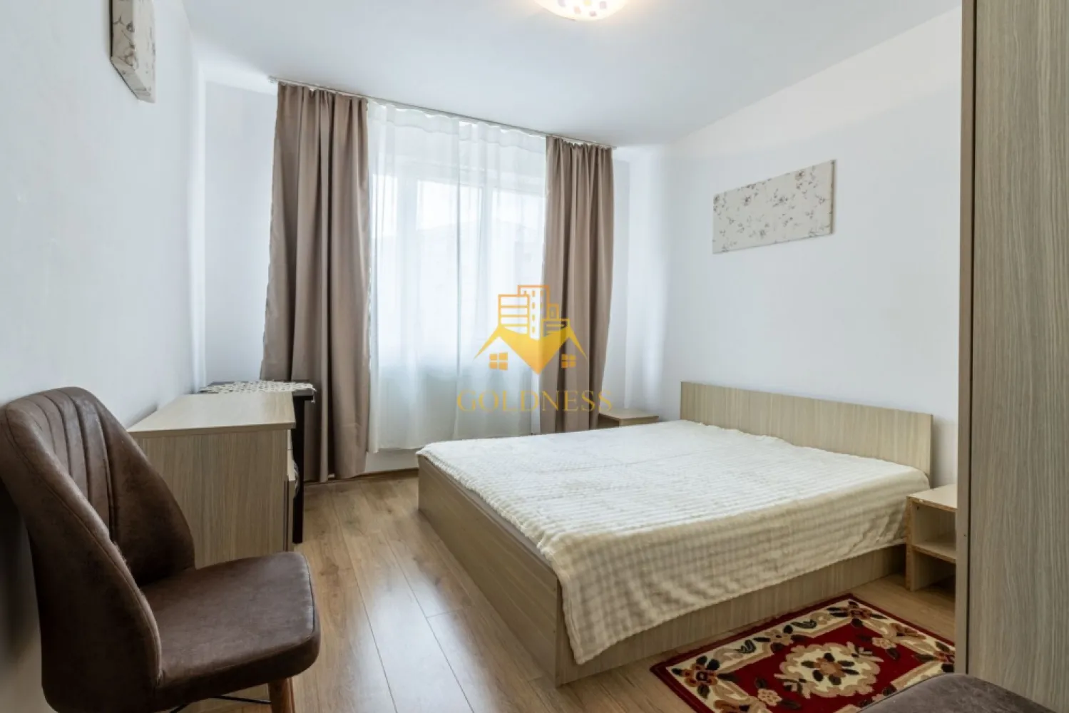2 camere, modern, Gheorgheni Teodor Mihali Zona FSEGA Iulius Mall - GOLDNESS Imobiliare vă propune spre închiriere un apartament cu 2 camere complet mobilat și utilat, la etajul 3 într-un imobil de 4 etaje, în Cartierul Gheorgheni. Posibilitate de parcare in zona! Se află în apropierea stațiilor de transport în comun, magazine, restaurante, spații verzi, farmacii, etc. Apartamentul este compartimentat astfel: - dormitor cu pat matrimonial, dressing, noptiere - living cu bucatarie open space complet utilată și mobilată, canapea extensibilă, loc de servit masa - baie cu cabina de dus, calorifer port prosop și dulap pentru depozitare. Imobilul este dotat cu toate cele necesare- centrală proprie, frigider, aragaz, hotă, mașină de spălat haine, etc. Dacă sunteți interesați de acest apartament și doriți să îl vizionați, dar și pentru alte oferte nu ezitați să ne contactați telefonic sau prin e-mail. Vă stăm la dispoziție! Pentru intermediere se percepe un comision de 50% din prețul chiriei! }}