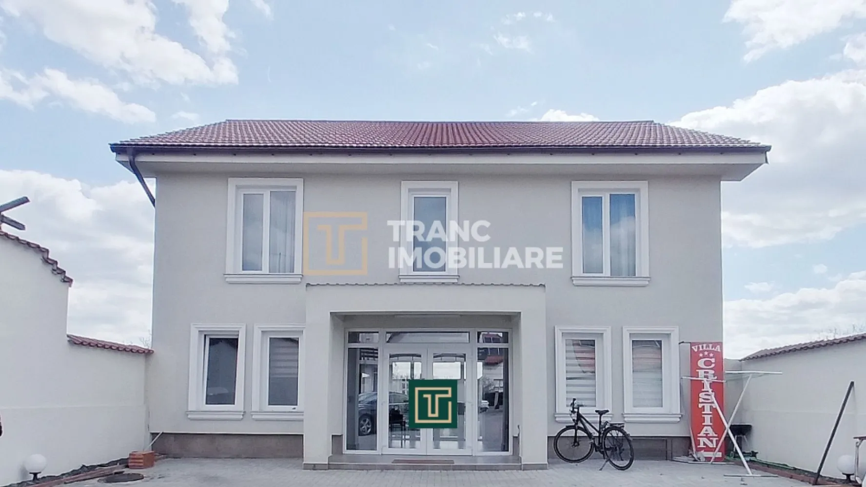 Pensiune de 3 stele cu 17 camere in stadiu final de renovare - Vă prezentăm o oportunitate rară de investiție într-un business funcțional, bine organizat și pregătit pentru continuarea activității imediat. Această proprietate nu reprezintă doar o pensiune oferită spre vânzare, ci o afacere la cheie, cu structură clară, facilități complete și multiple direcții de dezvoltare în domeniul ospitalității. Proprietatea este alcătuită din două corpuri de clădire. Corpul principal, amplasat în partea din față, dispune de 13 camere, iar corpul secundar, situat în partea din spate, completează proprietatea cu încă 4 camere. În total, pensiunea oferă 17 camere și 18 băi, fiecare cameră având baie proprie, un avantaj important pentru confortul oaspeților și pentru buna desfășurare a activității turistice. Imobilul a fost construit în anul 2006, este finalizat, disponibil imediat și edificat pe structură din cărămidă. Suprafața utilă este de aproximativ 600 mp, suprafața construită ajunge la 700 mp, iar terenul aferent are o suprafață totală de 1.375 mp. Proprietatea beneficiază și de o curte generoasă, iar regimul de înălțime este demisol + parter + mansardă. Pensiunea dispune de toate facilitățile necesare pentru desfășurarea unei activități turistice complete și atractive. Restaurantul propriu, bucătăria complet echipată, terasa destinată oaspeților, piscina exterioară, zona de relaxare amenajată și parcarea generoasă cu 12 locuri în curtea interioară contribuie la conturarea unei proprietăți pregătite să răspundă atât cerințelor pieței, cât și așteptărilor unui investitor atent la potențialul real al unei astfel de achiziții. Unul dintre marile avantaje ale acestei proprietăți este faptul că businessul este deja funcțional, ceea ce permite preluarea și continuarea activității fără întârzieri. Compartimentarea este eficientă, spațiile sunt bine gândite pentru cazare, servirea mesei și relaxare, iar proprietatea oferă un potențial real de extindere și diversificare a serviciilor. Amplasarea într-o zonă cu trafic pietonal moderat oferă un echilibru foarte bun între accesibilitate, vizibilitate și liniștea necesară unei unități de cazare. Această proprietate este ideală pentru investitorii care își doresc o afacere stabilă, cu o bază solidă și perspective reale de creștere. Fie că intenționați să continuați activitatea existentă, fie că aveți în vedere dezvoltarea unui nou concept în zona turismului și ospitalității, această pensiune oferă cadrul potrivit pentru o investiție sigură și valoroasă. Pentru mai multe detalii și pentru programarea unei vizionări, echipa Tranc Imobiliare vă stă la dispoziție. }}