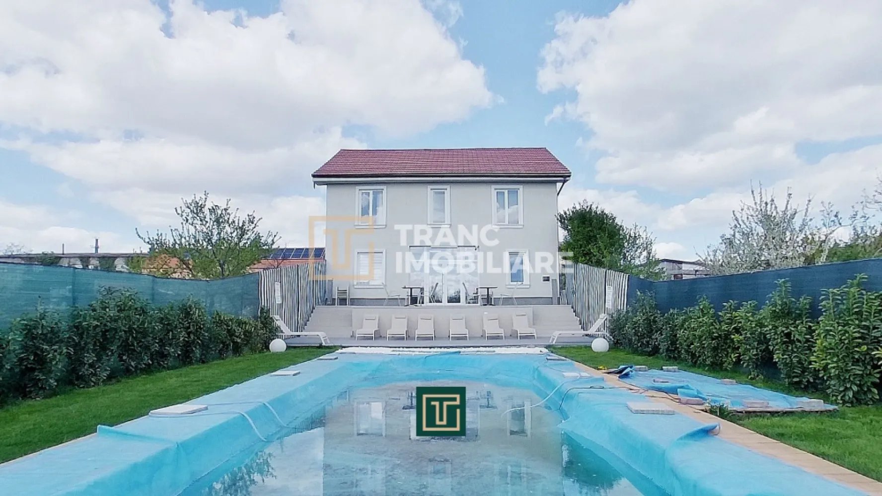 Pensiune de 3 stele cu 17 camere in stadiu final de renovare - Vă prezentăm o oportunitate rară de investiție într-un business funcțional, bine organizat și pregătit pentru continuarea activității imediat. Această proprietate nu reprezintă doar o pensiune oferită spre vânzare, ci o afacere la cheie, cu structură clară, facilități complete și multiple direcții de dezvoltare în domeniul ospitalității. Proprietatea este alcătuită din două corpuri de clădire. Corpul principal, amplasat în partea din față, dispune de 13 camere, iar corpul secundar, situat în partea din spate, completează proprietatea cu încă 4 camere. În total, pensiunea oferă 17 camere și 18 băi, fiecare cameră având baie proprie, un avantaj important pentru confortul oaspeților și pentru buna desfășurare a activității turistice. Imobilul a fost construit în anul 2006, este finalizat, disponibil imediat și edificat pe structură din cărămidă. Suprafața utilă este de aproximativ 600 mp, suprafața construită ajunge la 700 mp, iar terenul aferent are o suprafață totală de 1.375 mp. Proprietatea beneficiază și de o curte generoasă, iar regimul de înălțime este demisol + parter + mansardă. Pensiunea dispune de toate facilitățile necesare pentru desfășurarea unei activități turistice complete și atractive. Restaurantul propriu, bucătăria complet echipată, terasa destinată oaspeților, piscina exterioară, zona de relaxare amenajată și parcarea generoasă cu 12 locuri în curtea interioară contribuie la conturarea unei proprietăți pregătite să răspundă atât cerințelor pieței, cât și așteptărilor unui investitor atent la potențialul real al unei astfel de achiziții. Unul dintre marile avantaje ale acestei proprietăți este faptul că businessul este deja funcțional, ceea ce permite preluarea și continuarea activității fără întârzieri. Compartimentarea este eficientă, spațiile sunt bine gândite pentru cazare, servirea mesei și relaxare, iar proprietatea oferă un potențial real de extindere și diversificare a serviciilor. Amplasarea într-o zonă cu trafic pietonal moderat oferă un echilibru foarte bun între accesibilitate, vizibilitate și liniștea necesară unei unități de cazare. Această proprietate este ideală pentru investitorii care își doresc o afacere stabilă, cu o bază solidă și perspective reale de creștere. Fie că intenționați să continuați activitatea existentă, fie că aveți în vedere dezvoltarea unui nou concept în zona turismului și ospitalității, această pensiune oferă cadrul potrivit pentru o investiție sigură și valoroasă. Pentru mai multe detalii și pentru programarea unei vizionări, echipa Tranc Imobiliare vă stă la dispoziție. }}