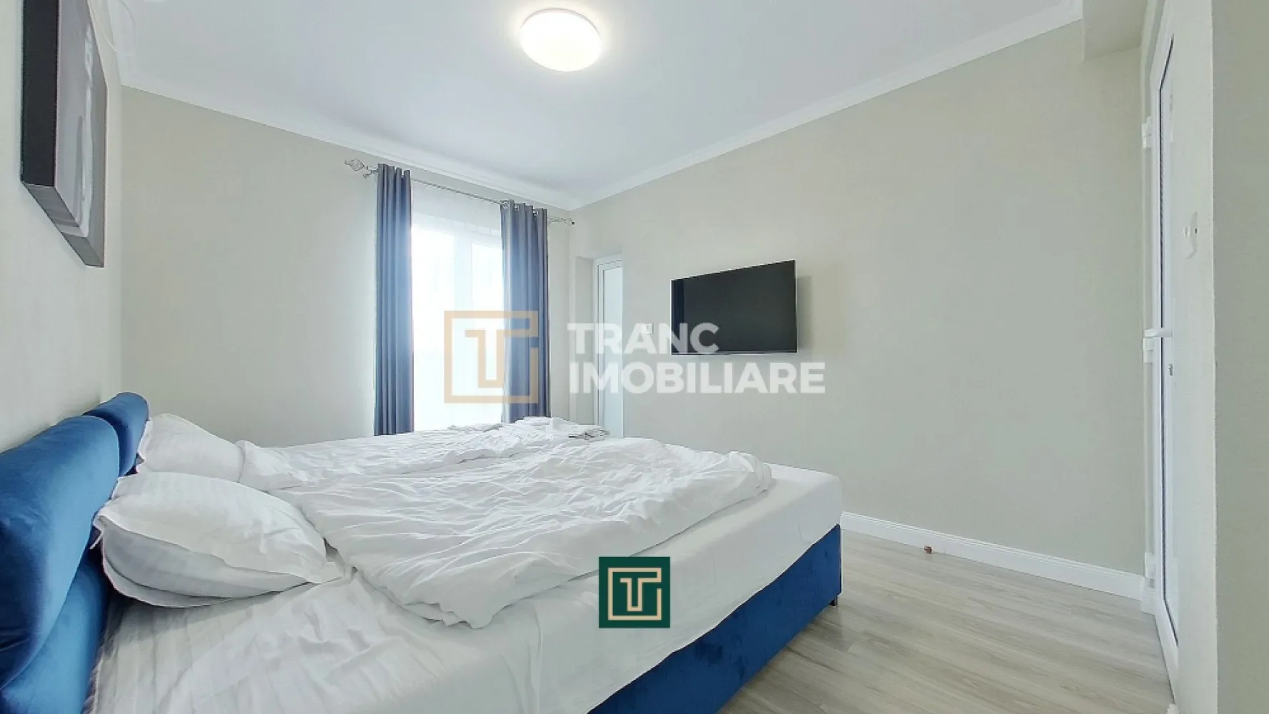 Pensiune de 3 stele cu 17 camere in stadiu final de renovare - Vă prezentăm o oportunitate rară de investiție într-un business funcțional, bine organizat și pregătit pentru continuarea activității imediat. Această proprietate nu reprezintă doar o pensiune oferită spre vânzare, ci o afacere la cheie, cu structură clară, facilități complete și multiple direcții de dezvoltare în domeniul ospitalității. Proprietatea este alcătuită din două corpuri de clădire. Corpul principal, amplasat în partea din față, dispune de 13 camere, iar corpul secundar, situat în partea din spate, completează proprietatea cu încă 4 camere. În total, pensiunea oferă 17 camere și 18 băi, fiecare cameră având baie proprie, un avantaj important pentru confortul oaspeților și pentru buna desfășurare a activității turistice. Imobilul a fost construit în anul 2006, este finalizat, disponibil imediat și edificat pe structură din cărămidă. Suprafața utilă este de aproximativ 600 mp, suprafața construită ajunge la 700 mp, iar terenul aferent are o suprafață totală de 1.375 mp. Proprietatea beneficiază și de o curte generoasă, iar regimul de înălțime este demisol + parter + mansardă. Pensiunea dispune de toate facilitățile necesare pentru desfășurarea unei activități turistice complete și atractive. Restaurantul propriu, bucătăria complet echipată, terasa destinată oaspeților, piscina exterioară, zona de relaxare amenajată și parcarea generoasă cu 12 locuri în curtea interioară contribuie la conturarea unei proprietăți pregătite să răspundă atât cerințelor pieței, cât și așteptărilor unui investitor atent la potențialul real al unei astfel de achiziții. Unul dintre marile avantaje ale acestei proprietăți este faptul că businessul este deja funcțional, ceea ce permite preluarea și continuarea activității fără întârzieri. Compartimentarea este eficientă, spațiile sunt bine gândite pentru cazare, servirea mesei și relaxare, iar proprietatea oferă un potențial real de extindere și diversificare a serviciilor. Amplasarea într-o zonă cu trafic pietonal moderat oferă un echilibru foarte bun între accesibilitate, vizibilitate și liniștea necesară unei unități de cazare. Această proprietate este ideală pentru investitorii care își doresc o afacere stabilă, cu o bază solidă și perspective reale de creștere. Fie că intenționați să continuați activitatea existentă, fie că aveți în vedere dezvoltarea unui nou concept în zona turismului și ospitalității, această pensiune oferă cadrul potrivit pentru o investiție sigură și valoroasă. Pentru mai multe detalii și pentru programarea unei vizionări, echipa Tranc Imobiliare vă stă la dispoziție. }}