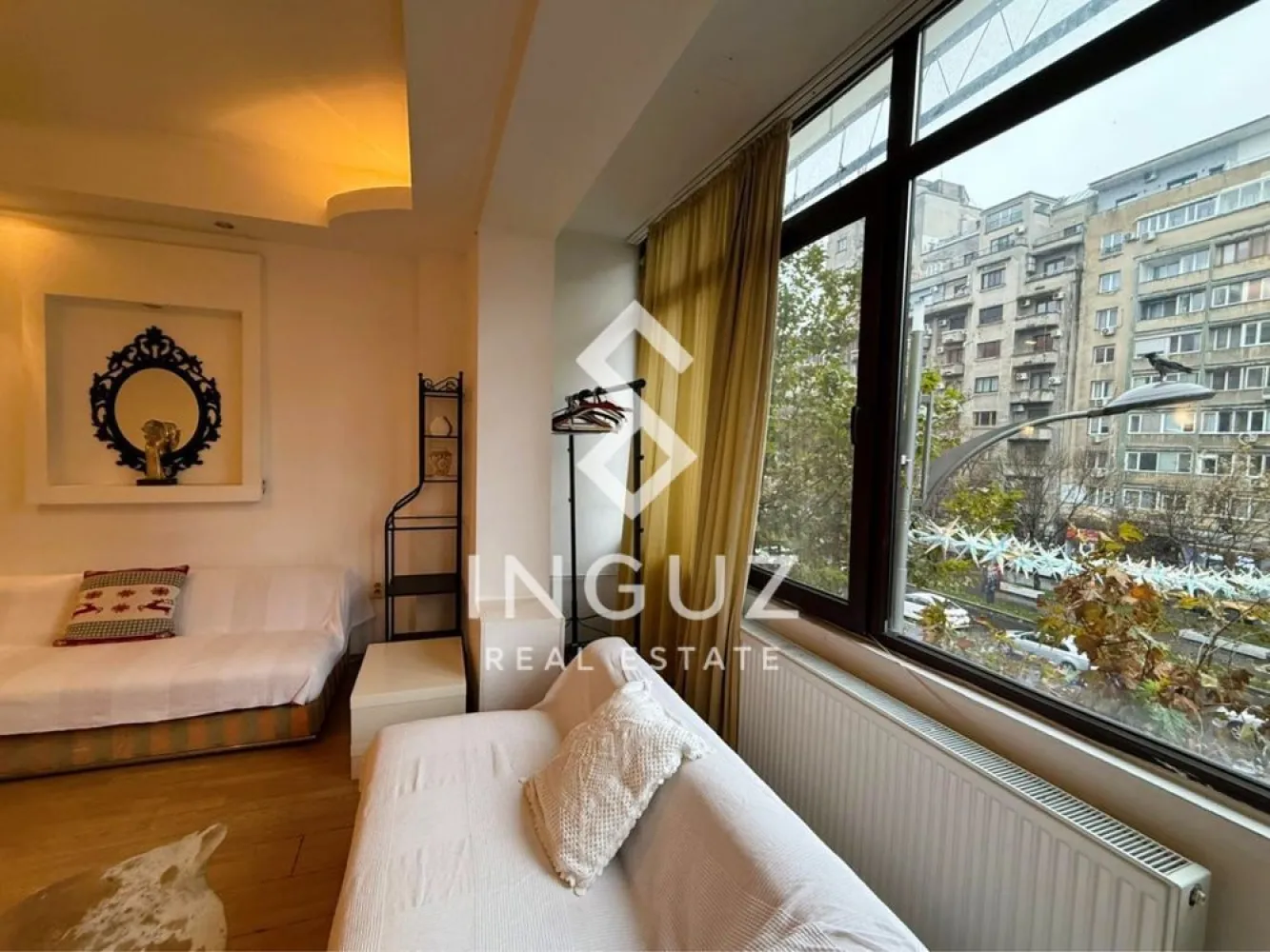 Apartament 3 camere de închiriat – Universitate (Ultracentral) - Apartament 3 camere de închiriat – Universitate (Ultracentral) Preț: 650 € / lună Locație: București – zona Universitate, lângă Intercontinental Specificații: Suprafață utilă: 80 mp Număr camere: 3 Compartimentare: Semidecomandat Etaj: 2 An construcție: înainte de 1977 Stare: Renovat, mobilat, gata de mutat Descriere: Inguz Real Estate vă propune spre închiriere un apartament spațios de 3 camere, situat în zona ultracentrală Universitate, la doar 2 minute de metrou și în imediata apropiere a hotelului Intercontinental. Apartamentul este renovat, curat și complet mobilat, fiind pregătit pentru mutare imediată. Oferă un spațiu confortabil și bine organizat, ideal pentru locuire în centrul orașului. Dotări: – 2 aparate de aer condiționat – Boiler pentru apă caldă – Frigider nou – Mașină de spălat nouă – Smart TV în living Locația este un mare avantaj – acces direct la metrou Universitate, stații STB chiar în fața blocului, restaurante, cafenele, centre comerciale și toate punctele de interes din centrul orașului. Ideal pentru rezidență, expați sau persoane care își doresc acces rapid la viața urbană. Comision agenție: 50% din prima lună de chirie }}