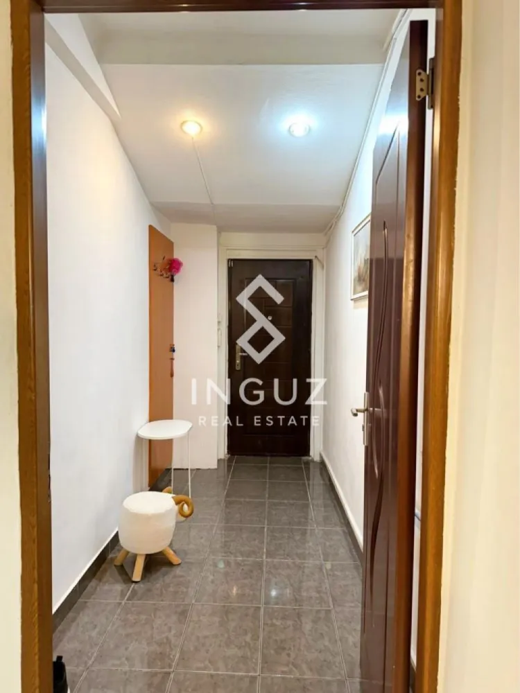 Apartament 3 camere de închiriat – Universitate (Ultracentral) - Apartament 3 camere de închiriat – Universitate (Ultracentral) Preț: 650 € / lună Locație: București – zona Universitate, lângă Intercontinental Specificații: Suprafață utilă: 80 mp Număr camere: 3 Compartimentare: Semidecomandat Etaj: 2 An construcție: înainte de 1977 Stare: Renovat, mobilat, gata de mutat Descriere: Inguz Real Estate vă propune spre închiriere un apartament spațios de 3 camere, situat în zona ultracentrală Universitate, la doar 2 minute de metrou și în imediata apropiere a hotelului Intercontinental. Apartamentul este renovat, curat și complet mobilat, fiind pregătit pentru mutare imediată. Oferă un spațiu confortabil și bine organizat, ideal pentru locuire în centrul orașului. Dotări: – 2 aparate de aer condiționat – Boiler pentru apă caldă – Frigider nou – Mașină de spălat nouă – Smart TV în living Locația este un mare avantaj – acces direct la metrou Universitate, stații STB chiar în fața blocului, restaurante, cafenele, centre comerciale și toate punctele de interes din centrul orașului. Ideal pentru rezidență, expați sau persoane care își doresc acces rapid la viața urbană. Comision agenție: 50% din prima lună de chirie }}