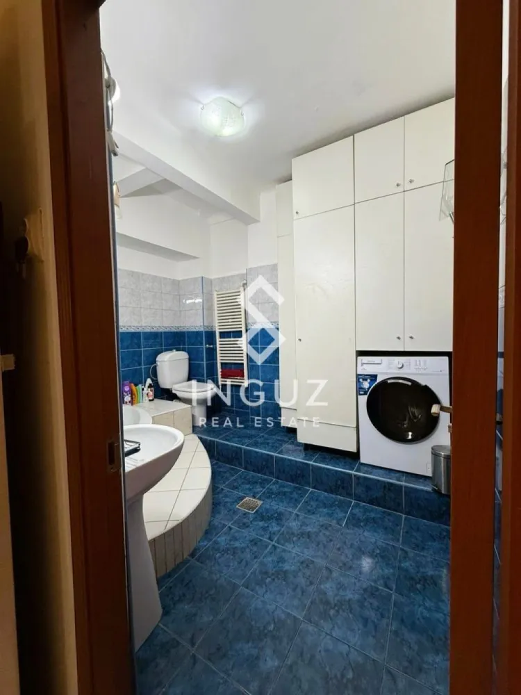 Apartament 3 camere de închiriat – Universitate (Ultracentral) - Apartament 3 camere de închiriat – Universitate (Ultracentral) Preț: 650 € / lună Locație: București – zona Universitate, lângă Intercontinental Specificații: Suprafață utilă: 80 mp Număr camere: 3 Compartimentare: Semidecomandat Etaj: 2 An construcție: înainte de 1977 Stare: Renovat, mobilat, gata de mutat Descriere: Inguz Real Estate vă propune spre închiriere un apartament spațios de 3 camere, situat în zona ultracentrală Universitate, la doar 2 minute de metrou și în imediata apropiere a hotelului Intercontinental. Apartamentul este renovat, curat și complet mobilat, fiind pregătit pentru mutare imediată. Oferă un spațiu confortabil și bine organizat, ideal pentru locuire în centrul orașului. Dotări: – 2 aparate de aer condiționat – Boiler pentru apă caldă – Frigider nou – Mașină de spălat nouă – Smart TV în living Locația este un mare avantaj – acces direct la metrou Universitate, stații STB chiar în fața blocului, restaurante, cafenele, centre comerciale și toate punctele de interes din centrul orașului. Ideal pentru rezidență, expați sau persoane care își doresc acces rapid la viața urbană. Comision agenție: 50% din prima lună de chirie }}