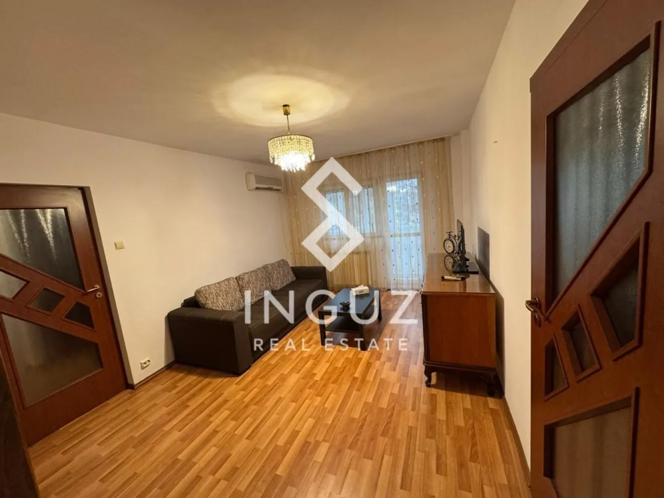 Apartament 3 camere de închiriat – Iancului / Biserica Capra - Apartament 3 camere de închiriat – Iancului / Biserica Capra Preț: 620 € / lună Locație: București – Șoseaua Pantelimon, vis-a-vis de Biserica Capra Specificații: Suprafață utilă: 65 mp Număr camere: 3 Compartimentare: Semidecomandat Etaj: 2 An construcție: 1979 Stare: Complet mobilat și utilat Descriere: Inguz Real Estate vă propune spre închiriere un apartament de 3 camere, situat într-o zonă foarte bine conectată – Iancului / Pantelimon, la doar 15 minute de mers pe jos până la metrou Piața Iancului. Apartamentul este complet mobilat și utilat, oferind confort și funcționalitate, fiind ideal pentru mutare imediată. Dispune de o baie principală și baie de serviciu, precum și multiple spații de depozitare. Dotări: – Aer condiționat – Aragaz + cuptor – Cuptor cu microunde – Veselă – Spații de depozitare Zona oferă acces rapid la mijloace de transport, iar în apropiere se află școli, grădiniță (chiar lângă bloc), sală de fitness, magazine și centre comerciale (Mega Mall la 6 minute, Veranda). Condiții: – Garanție: 1 lună – Disponibil imediat – Nu se acceptă animale de companie Comision agenție: 50% din prima lună de chirie }}
