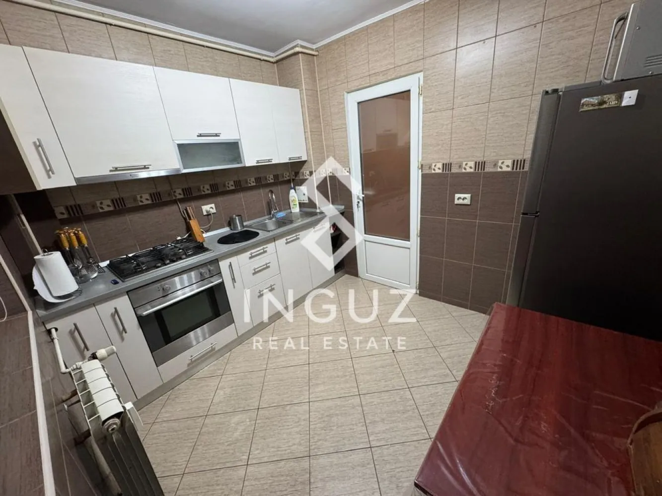Apartament 3 camere de închiriat – Iancului / Biserica Capra - Apartament 3 camere de închiriat – Iancului / Biserica Capra Preț: 620 € / lună Locație: București – Șoseaua Pantelimon, vis-a-vis de Biserica Capra Specificații: Suprafață utilă: 65 mp Număr camere: 3 Compartimentare: Semidecomandat Etaj: 2 An construcție: 1979 Stare: Complet mobilat și utilat Descriere: Inguz Real Estate vă propune spre închiriere un apartament de 3 camere, situat într-o zonă foarte bine conectată – Iancului / Pantelimon, la doar 15 minute de mers pe jos până la metrou Piața Iancului. Apartamentul este complet mobilat și utilat, oferind confort și funcționalitate, fiind ideal pentru mutare imediată. Dispune de o baie principală și baie de serviciu, precum și multiple spații de depozitare. Dotări: – Aer condiționat – Aragaz + cuptor – Cuptor cu microunde – Veselă – Spații de depozitare Zona oferă acces rapid la mijloace de transport, iar în apropiere se află școli, grădiniță (chiar lângă bloc), sală de fitness, magazine și centre comerciale (Mega Mall la 6 minute, Veranda). Condiții: – Garanție: 1 lună – Disponibil imediat – Nu se acceptă animale de companie Comision agenție: 50% din prima lună de chirie }}
