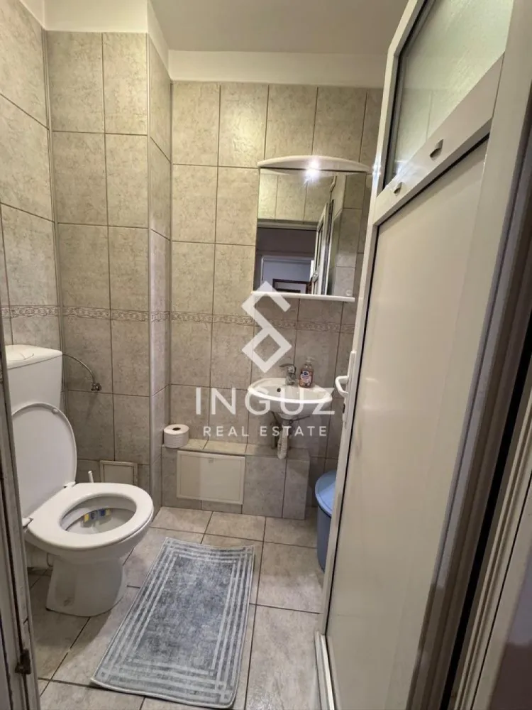 Apartament 3 camere de închiriat – Iancului / Biserica Capra - Apartament 3 camere de închiriat – Iancului / Biserica Capra Preț: 620 € / lună Locație: București – Șoseaua Pantelimon, vis-a-vis de Biserica Capra Specificații: Suprafață utilă: 65 mp Număr camere: 3 Compartimentare: Semidecomandat Etaj: 2 An construcție: 1979 Stare: Complet mobilat și utilat Descriere: Inguz Real Estate vă propune spre închiriere un apartament de 3 camere, situat într-o zonă foarte bine conectată – Iancului / Pantelimon, la doar 15 minute de mers pe jos până la metrou Piața Iancului. Apartamentul este complet mobilat și utilat, oferind confort și funcționalitate, fiind ideal pentru mutare imediată. Dispune de o baie principală și baie de serviciu, precum și multiple spații de depozitare. Dotări: – Aer condiționat – Aragaz + cuptor – Cuptor cu microunde – Veselă – Spații de depozitare Zona oferă acces rapid la mijloace de transport, iar în apropiere se află școli, grădiniță (chiar lângă bloc), sală de fitness, magazine și centre comerciale (Mega Mall la 6 minute, Veranda). Condiții: – Garanție: 1 lună – Disponibil imediat – Nu se acceptă animale de companie Comision agenție: 50% din prima lună de chirie }}