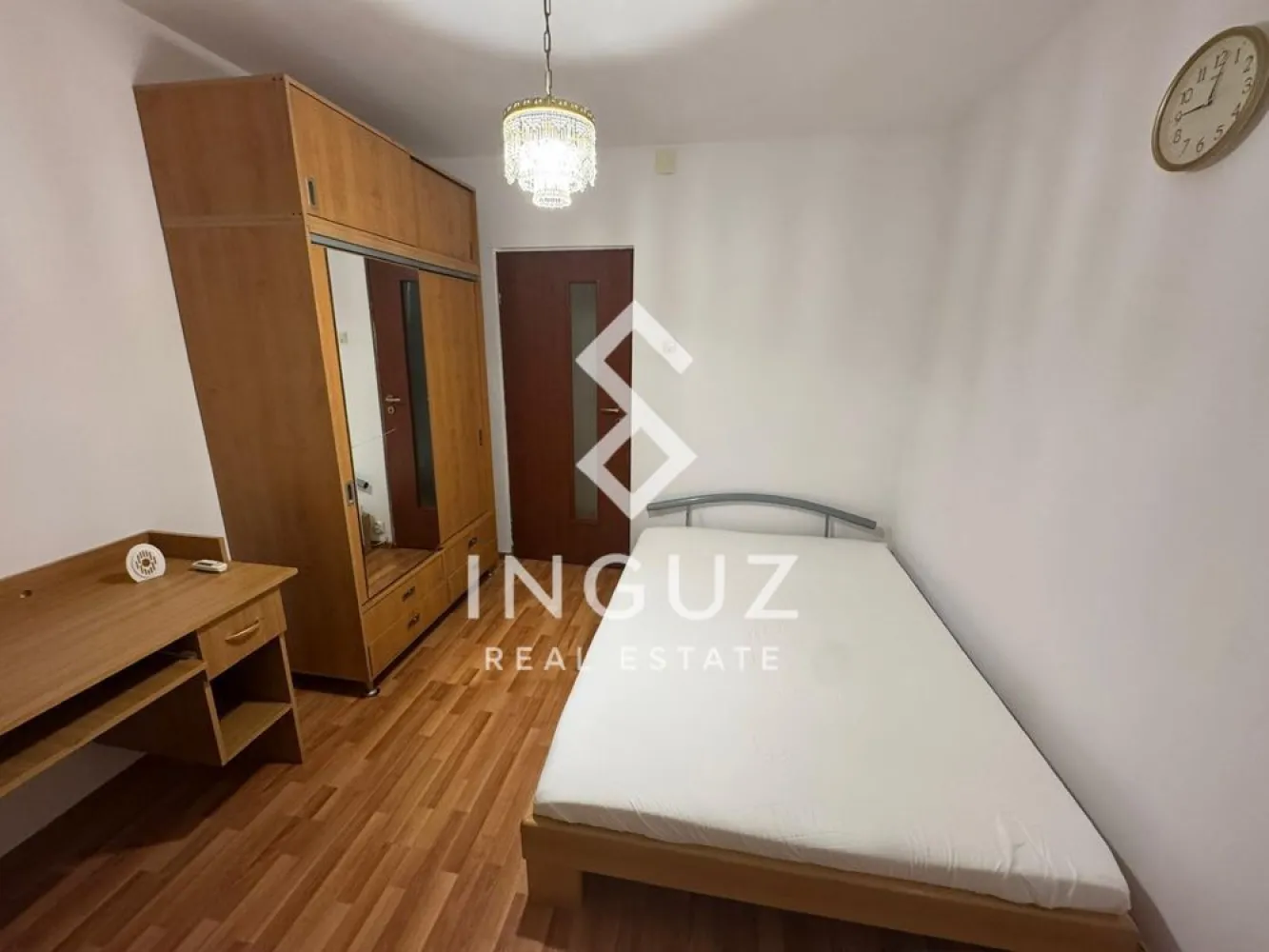 Apartament 3 camere de închiriat – Iancului / Biserica Capra - Apartament 3 camere de închiriat – Iancului / Biserica Capra Preț: 620 € / lună Locație: București – Șoseaua Pantelimon, vis-a-vis de Biserica Capra Specificații: Suprafață utilă: 65 mp Număr camere: 3 Compartimentare: Semidecomandat Etaj: 2 An construcție: 1979 Stare: Complet mobilat și utilat Descriere: Inguz Real Estate vă propune spre închiriere un apartament de 3 camere, situat într-o zonă foarte bine conectată – Iancului / Pantelimon, la doar 15 minute de mers pe jos până la metrou Piața Iancului. Apartamentul este complet mobilat și utilat, oferind confort și funcționalitate, fiind ideal pentru mutare imediată. Dispune de o baie principală și baie de serviciu, precum și multiple spații de depozitare. Dotări: – Aer condiționat – Aragaz + cuptor – Cuptor cu microunde – Veselă – Spații de depozitare Zona oferă acces rapid la mijloace de transport, iar în apropiere se află școli, grădiniță (chiar lângă bloc), sală de fitness, magazine și centre comerciale (Mega Mall la 6 minute, Veranda). Condiții: – Garanție: 1 lună – Disponibil imediat – Nu se acceptă animale de companie Comision agenție: 50% din prima lună de chirie }}