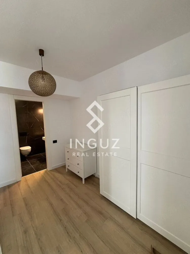 Apartament 3 camere de închiriat – Pallady / Titan (Astorium Life) - Apartament 3 camere de închiriat – Pallady / Titan (Astorium Life)

Preț: 850 € / lună (negociabil)
Locație: București – Sector 3, zona Pallady

Specificații:
Suprafață utilă: 108 mp
Număr camere: 3
Compartimentare: Decomandat
Etaj: 3
An construcție: 2025
Loc de parcare inclus

Descriere:
Inguz Real Estate vă propune spre închiriere un apartament modern de 3 camere, situat în complexul rezidențial Astorium Life – unul dintre cele mai noi și bine dezvoltate proiecte din zona Pallady.

Apartamentul este spațios, luminos și foarte bine compartimentat, oferind confort maxim pentru o familie sau pentru persoane care își doresc un stil de viață modern.

Construcția este nouă (2025), cu finisaje de calitate superioară și design contemporan. Bucătăria este complet utilată cu electrocasnice moderne, iar livingul este generos și oferă o atmosferă plăcută și aerisită.

Complexul Astorium Life este gândit pentru un stil de viață echilibrat, cu acces rapid la facilități urbane, magazine, centre comerciale și transport public.

Un mare avantaj îl reprezintă locul de parcare inclus în preț, oferind confort și siguranță suplimentară.

Ideal pentru familie sau persoane care caută confort, spațiu și o locuință nouă într-o zonă în dezvoltare rapidă.

Comision agenție: 50% din prima lună de chirie