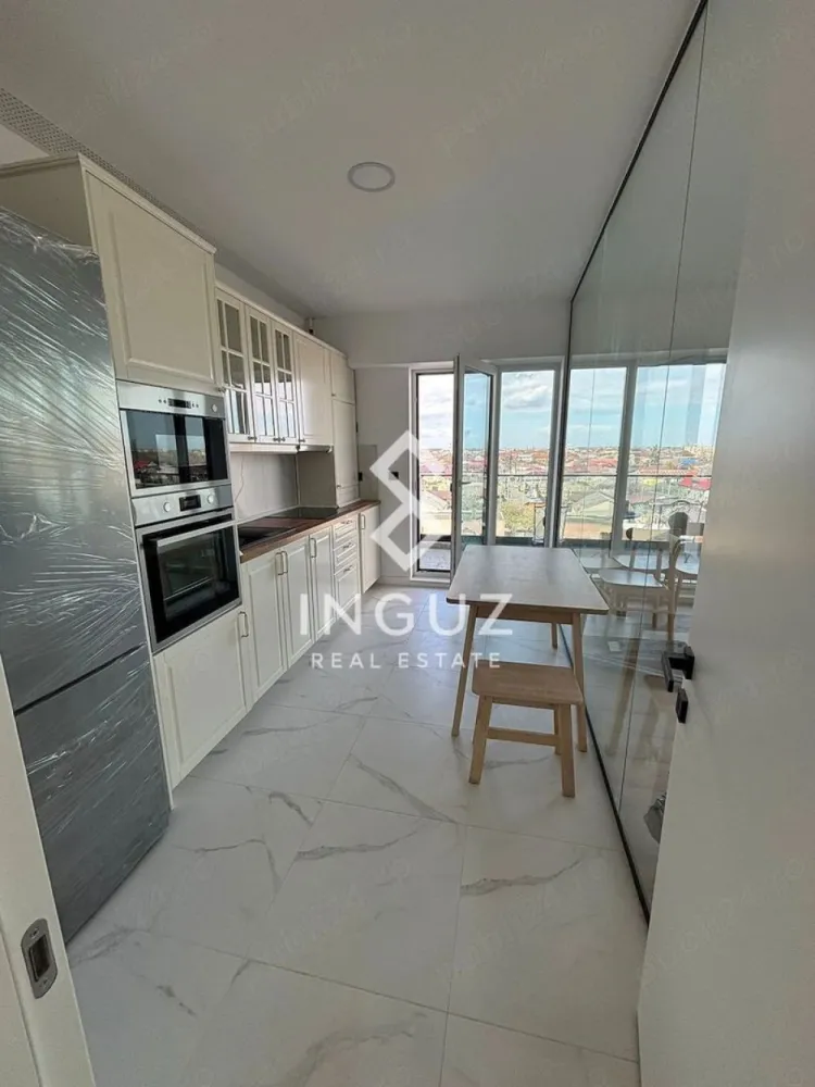 Apartament 3 camere de închiriat – Pallady / Titan (Astorium Life) - Apartament 3 camere de închiriat – Pallady / Titan (Astorium Life)

Preț: 850 € / lună (negociabil)
Locație: București – Sector 3, zona Pallady

Specificații:
Suprafață utilă: 108 mp
Număr camere: 3
Compartimentare: Decomandat
Etaj: 3
An construcție: 2025
Loc de parcare inclus

Descriere:
Inguz Real Estate vă propune spre închiriere un apartament modern de 3 camere, situat în complexul rezidențial Astorium Life – unul dintre cele mai noi și bine dezvoltate proiecte din zona Pallady.

Apartamentul este spațios, luminos și foarte bine compartimentat, oferind confort maxim pentru o familie sau pentru persoane care își doresc un stil de viață modern.

Construcția este nouă (2025), cu finisaje de calitate superioară și design contemporan. Bucătăria este complet utilată cu electrocasnice moderne, iar livingul este generos și oferă o atmosferă plăcută și aerisită.

Complexul Astorium Life este gândit pentru un stil de viață echilibrat, cu acces rapid la facilități urbane, magazine, centre comerciale și transport public.

Un mare avantaj îl reprezintă locul de parcare inclus în preț, oferind confort și siguranță suplimentară.

Ideal pentru familie sau persoane care caută confort, spațiu și o locuință nouă într-o zonă în dezvoltare rapidă.

Comision agenție: 50% din prima lună de chirie