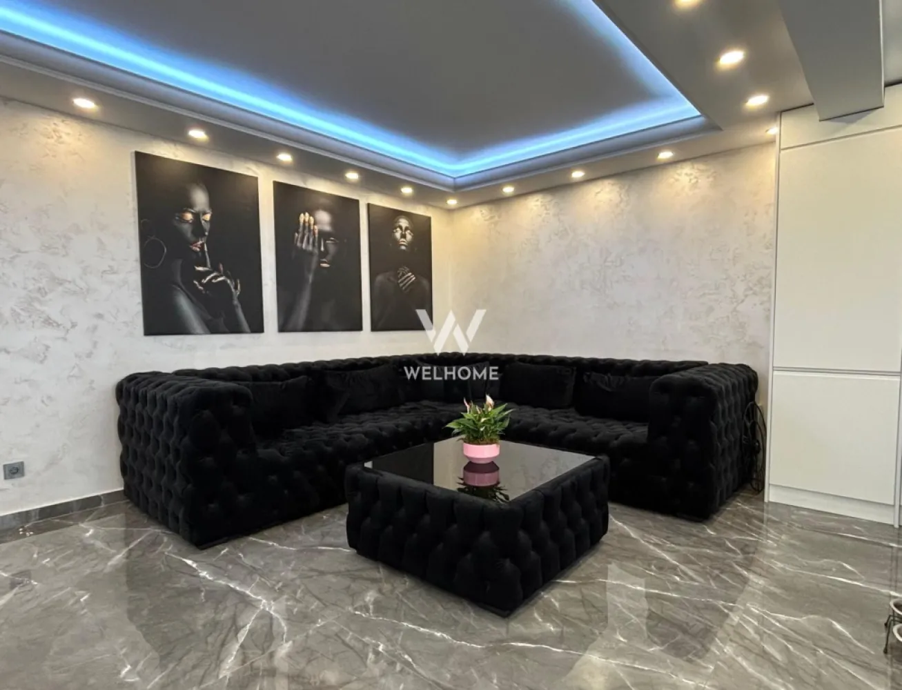 Apartament de LUX 3 camere in Selimbar, ansamblul Regina Residence - Apartament exclusivist 3 camere 80 mp - zona Triajului, Selimbar Suprafata utila: 80 mp Situat in ansamblul Regina Residence din Șelimbăr – un complex aerisit și liniștit cu o comunitate selectă format din 6 vile moderne, cu arhitectură elegantă și finisaje premium din cărămidă decorativă. Poziționat la etajul 2 din al unei vile moderne cu regim de înălțime P+2E, într-un imobil intim cu doar 15 apartamente. Compartimentat astfel: Living generos open space cu bucătărie de 40 mp, 2 dormitoare, baie generoasă cu duș walk-in, hol spațios cu dressing, balcon. Un apartament care impresionează de la prima vedere. Interiorul este amenajat într-un stil modern, cu accente elegante în tonuri de negru, alb și gri marmorat, creând un ambient sofisticat și exclusivist. Apartamentul se vinde exact cum se observa în poze. Dotat cu aer conditionat, echipat cu electrocasnice noi: mașină de spălat vase, mașină de uscat, mașina de spălat vase, TV, Loc de parcare inclus în preț. Ideal atât pentru locuință personală, cât și pentru investiție premium. Nu mai ai nimic de investit. Nu mai aștepți. Nu mai amenajezi. Te muți direct. Pret: 169.999 Euro Telefon: 0747.639.802 }}