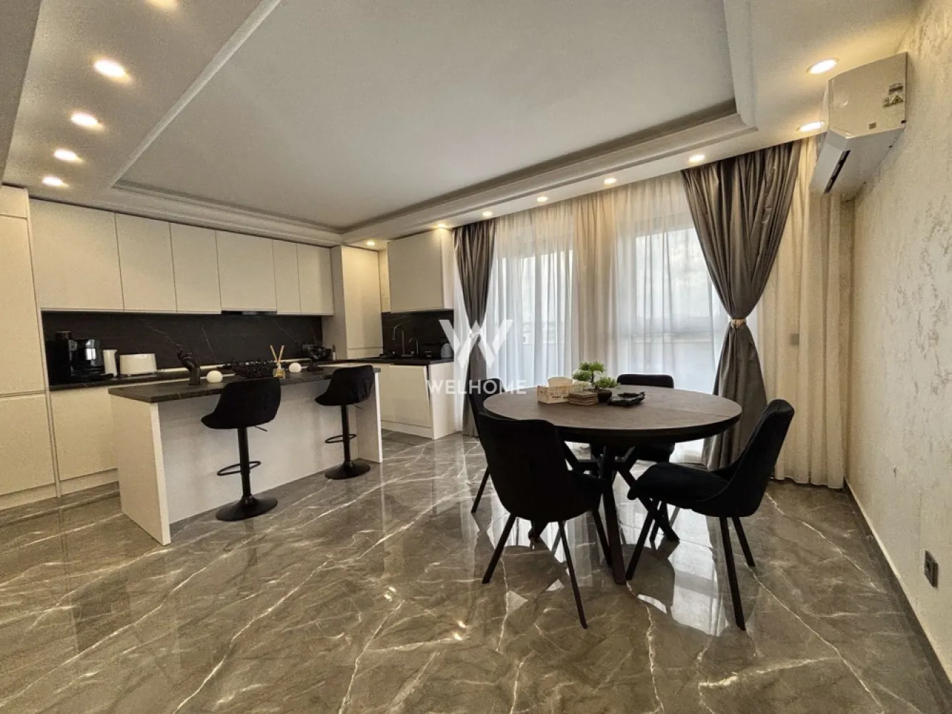 Apartament de LUX 3 camere in Selimbar, ansamblul Regina Residence - Apartament exclusivist 3 camere 80 mp - zona Triajului, Selimbar Suprafata utila: 80 mp Situat in ansamblul Regina Residence din Șelimbăr – un complex aerisit și liniștit cu o comunitate selectă format din 6 vile moderne, cu arhitectură elegantă și finisaje premium din cărămidă decorativă. Poziționat la etajul 2 din al unei vile moderne cu regim de înălțime P+2E, într-un imobil intim cu doar 15 apartamente. Compartimentat astfel: Living generos open space cu bucătărie de 40 mp, 2 dormitoare, baie generoasă cu duș walk-in, hol spațios cu dressing, balcon. Un apartament care impresionează de la prima vedere. Interiorul este amenajat într-un stil modern, cu accente elegante în tonuri de negru, alb și gri marmorat, creând un ambient sofisticat și exclusivist. Apartamentul se vinde exact cum se observa în poze. Dotat cu aer conditionat, echipat cu electrocasnice noi: mașină de spălat vase, mașină de uscat, mașina de spălat vase, TV, Loc de parcare inclus în preț. Ideal atât pentru locuință personală, cât și pentru investiție premium. Nu mai ai nimic de investit. Nu mai aștepți. Nu mai amenajezi. Te muți direct. Pret: 169.999 Euro Telefon: 0747.639.802 }}