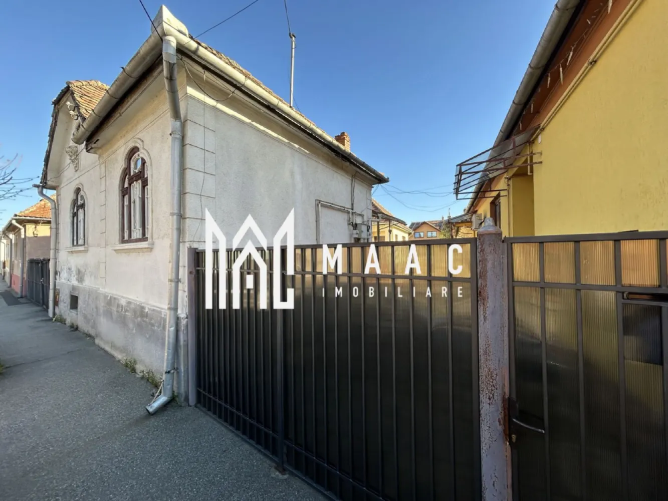 Casă în Curte Comună | 53 Mp | Pivniță Amenajată | Zona Piața Cluj - MAAC Imobiliare vă propune spre vânzare casă în curte comună – 2 camere, Zona Piața Cluj, Sibiu Vă prezentăm o proprietate atractivă, situată în zona Piața Cluj, una dintre cele mai apreciate și bine conectate zone ale Sibiului. Această casă în curte comună este ideală atât pentru locuință personală, cât și pentru investiție. Detalii proprietate: Suprafață utilă: 53 mp Compartimentare: 2 camere, bucătărie, baie Pivniță: 25 mp, complet amenajată – potrivită pentru depozitare, spațiu de lucru sau zonă de relaxare Tip imobil: casă în curte comună – oferă un plus de liniște și intimitate Avantaje: Zonă liniștită, cu acces facil către centrul orașului Aproape de magazine, școli, transport public și alte puncte de interes Compartimentare practică și funcțională Spații suplimentare versatile (pivniță amenajată) Potrivită pentru locuit sau investiție (închiriere) Proprietatea beneficiază de lumină naturală și un ambient plăcut, fiind o alegere excelentă pentru cei care își doresc confort și accesibilitate într-o zonă bună a orașului. MAAC Imobiliare vă stă la dispoziție pentru mai multe informații și pentru programarea unei vizionări. Pentru mai multe detalii sau pentru a programa o vizionare, vă rugăm să ne contactați specificând ID:CP3049247 }}