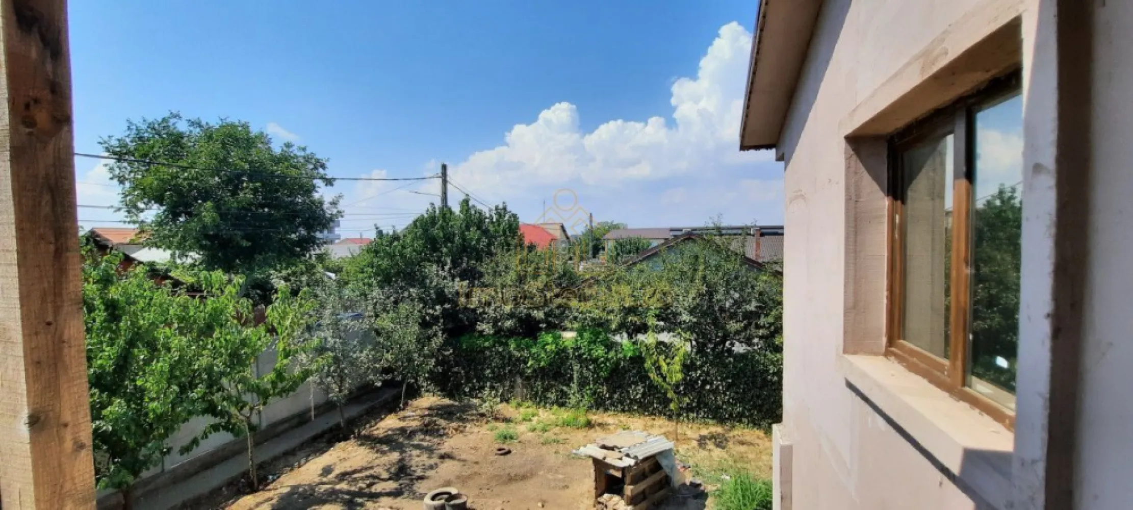 Cumpana Spațiu și curte generoasă! Casa familiei tale! - OPORTUNITATE! Casă cu potențial uriaș în Cumpăna | 4 Camere + Birou | Curte 450 mp | Doar Plată Cash! Cauți o oază de liniște pentru familia ta, cu spațiu generos și o curte în care să te bucuri de aer curat? Această casă din Cumpăna este exact ceea ce ai nevoie! O proprietate excelent compartimentată, situată într-o zonă liniștită, dar cu acces rapid la toate punctele de interes. CUM ESTE ÎMPĂRȚITĂ CASA? (111.10 mp utili inteligent gândiți) Parter: Un living luminos, perfect pentru serile în familie, o bucătărie generoasă, 1 dormitor confortabil (ideal și pentru oaspeți sau bunici) și 1 baie. Etaj: 2 dormitoare odihnitoare, 1 birou (perfect pentru lucrul de acasă), 1 dressing spațios și încă 1 baie. Oferă flexibilitate totală și intimitate pentru fiecare membru al familiei! CURTEA TA DE 450 MP Terenul (în concesiune) îți oferă spațiul perfect pentru grătare de weekend, o zonă de joacă sigură pentru copii, grădinărit sau pur și simplu un colț privat de relaxare. Ai loc pentru orice vis! DETALII TEHNICE & UTILITĂȚI Eficiență maximă: Proprietatea este încadrată în Clasa Energetică A, fiind acoperită cu tablă tip Lindab. Structură mixtă: 70% BCA și 30% Chirpic. Acest mix tradițional-modern oferă o izolație termică naturală excepțională (păstrează răcoarea vara și căldura iarna). Utilități: Curentul și apa sunt funcționale. Avantaj major: Gazele naturale și canalizarea sunt trase direct la poartă (pe stradă), așteptând doar branșarea! DE CE ESTE O OPORTUNITATE DE NERATAT? Datorită structurii mixte, această casă beneficiază de un PREȚ SPECIAL și se vinde EXCLUSIV prin plată CASH (nu este eligibilă pentru credit ipotecar). Este ocazia perfectă pentru cumpărătorii care dispun de lichidități și doresc să facă o achiziție inteligentă, sub prețul zonei! Proprietățile cu acest potențial în Cumpăna se vând repede! Nu lăsa această șansă să îți scape. Sună acum pentru detalii și hai să programăm o vizionare!
