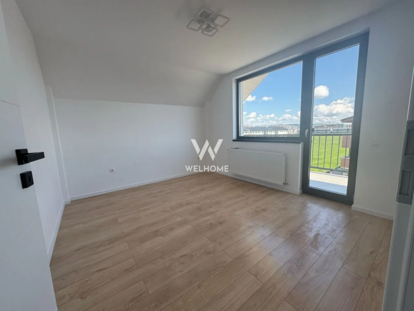 Apartament 3 camere, 77,9 mp, in Calea Cisnadiei, Sibiu - Apartament 3 camere, de vanzare in Calea Cisnadiei, Sibiu - Comision 0% - In apropiere de benzinaria Euroil si magazinul Mandra - Bloc de P+2Etaje cu LIFT Suprafata: 77.9 mp utili compusa din parter 52 mp + mansarda (placa turnata) 25,9 mp Compartimentare: 2 dormitoare, baie, bucatarie cu living open space cu iesire pe balcon - Balcon de 5.7 mp - La parterul blocului vor fi spatii comerciale, magazine, etc. Strada iluminata si pavata in totalitate, foarte aproape de strada principala, loc de joaca pentru copii. Apartamentul se preda LA CHEIE: geamuri termopan, centrala cu calorifere, usa intrare, sapa, peretii gletuiti si lavabila, instalatii electrice, termice, sanitare, instalatie aer conditionat instalat, gresie faianta, parchet, usi in interior, prize si intrerupatoare. - Exteriorul se preda LA CHEIE: casa scarii la cheie, izolatie exterioara si decorativa, balcoanele cu gresie. - Un loc de parcare inclus in pret. PRET: 122.000 euro Detalii si vizionari: 0752.088.381- Roxana }}