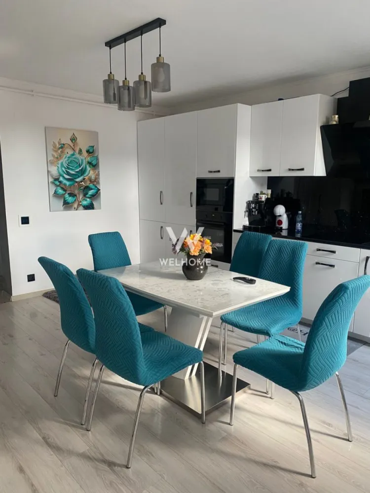 Vand apartamant 3 camere Șelimbăr. - Vând apartament 3 camere situat în Selimbar zona triajului -unirii,locație liniștită ideală pentru familii aproape de școală,grădiniță și magazine Comision 0 din partea cumparatorului!!! Suprafața utilă 70m2 Bonus Pod pe toată suprafața apartamentului (ideal pentru mansardare sau spațiu de depozitare) Compartimentare-living cu bucătărie 2 dormitoare Baie cu geam de aerisire 2 balcoane Apartamentul este foarte luminos și bine întreținut. Se preda partial mobilar dar se poate discuta si de predarea lui completa dar contra-cost!! Cosmin-0743292794 }}