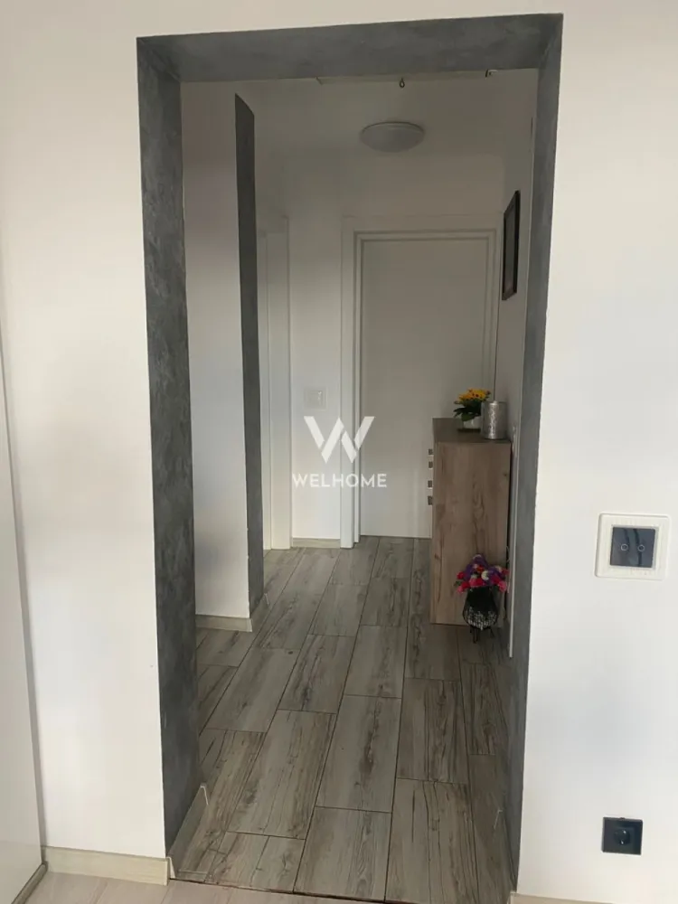 Vand apartamant 3 camere Șelimbăr. - Vând apartament 3 camere situat în Selimbar zona triajului -unirii,locație liniștită ideală pentru familii aproape de școală,grădiniță și magazine Comision 0 din partea cumparatorului!!! Suprafața utilă 70m2 Bonus Pod pe toată suprafața apartamentului (ideal pentru mansardare sau spațiu de depozitare) Compartimentare-living cu bucătărie 2 dormitoare Baie cu geam de aerisire 2 balcoane Apartamentul este foarte luminos și bine întreținut. Se preda partial mobilar dar se poate discuta si de predarea lui completa dar contra-cost!! Cosmin-0743292794 }}