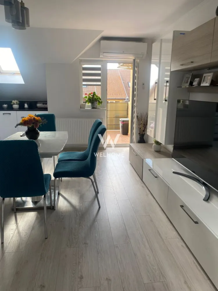 Vand apartamant 3 camere Șelimbăr. - Vând apartament 3 camere situat în Selimbar zona triajului -unirii,locație liniștită ideală pentru familii aproape de școală,grădiniță și magazine Comision 0 din partea cumparatorului!!! Suprafața utilă 70m2 Bonus Pod pe toată suprafața apartamentului (ideal pentru mansardare sau spațiu de depozitare) Compartimentare-living cu bucătărie 2 dormitoare Baie cu geam de aerisire 2 balcoane Apartamentul este foarte luminos și bine întreținut. Se preda partial mobilar dar se poate discuta si de predarea lui completa dar contra-cost!! Cosmin-0743292794 }}