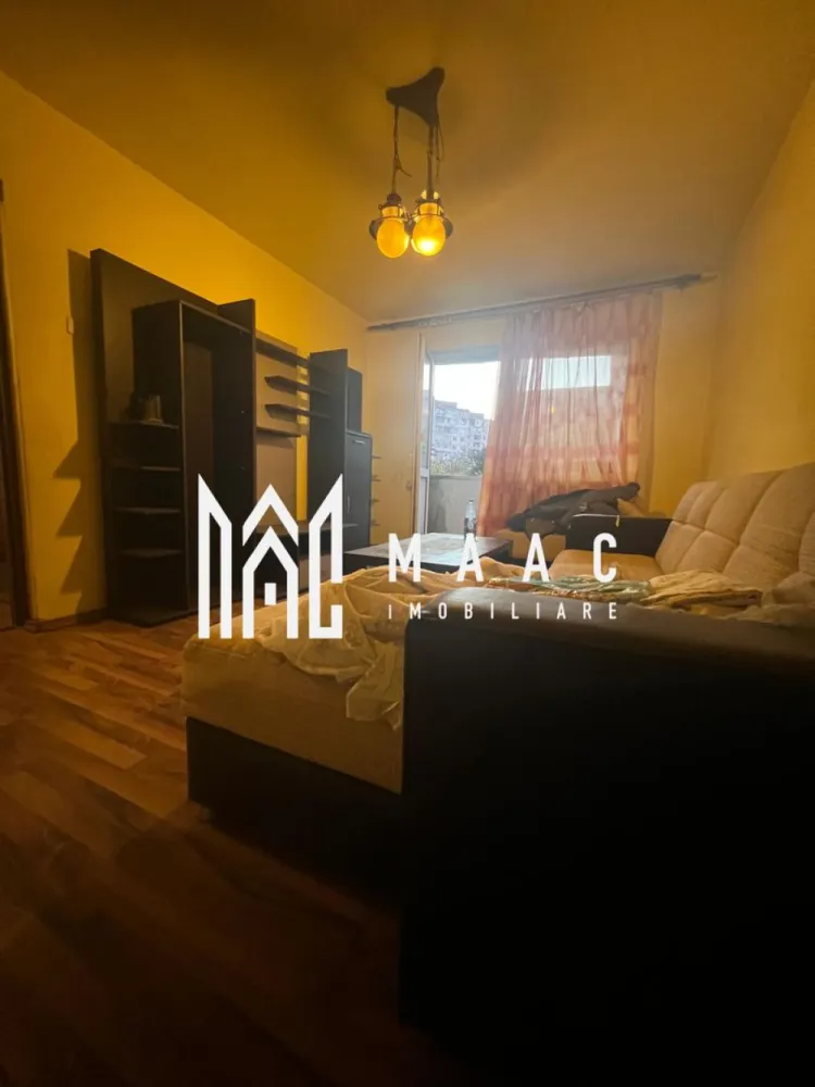 Apartament 4 camere - Apartament 4 camere – Zona Tic-Tac, Ostroveni | Etaj 2/10 | MAAC Imobiliare MAAC Imobiliare vă propune spre închiriere un apartament spațios cu 4 camere, situat în cartierul Ostroveni, zona Tic-Tac, una dintre cele mai căutate și bine poziționate zone ale orașului Râmnicu Vâlcea. Locuința se află la etajul 2 din 10, într-un bloc dotat cu lift, oferind confort și accesibilitate pentru orice categorie de chiriași. Caracteristici principale: * Compartimentare: decomandat * Etaj: 2/10 * Centrala termică proprie – confort termic și costuri reduse * Se închiriază mobilat și utilat, exact ca în pozele de prezentare * Imobil curat, bine întreținut, ideal pentru familie sau cuplu Locație: Zona Tic-Tac – Ostroveni oferă acces facil către supermarketuri, farmacii, bănci, școli, grădinițe și mijloace de transport în comun, asigurând un nivel ridicat de confort urban. Condiții de închiriere: * Chirie lunară: 300 € * Garanție: 1 lună Un apartament spațios, luminos și complet echipat – gata pentru a fi locuit imediat! Pentru mai multe detalii sau pentru programarea unei vizionări, contactați echipa MAAC Imobiliare. id: CP2795653 - SP }}