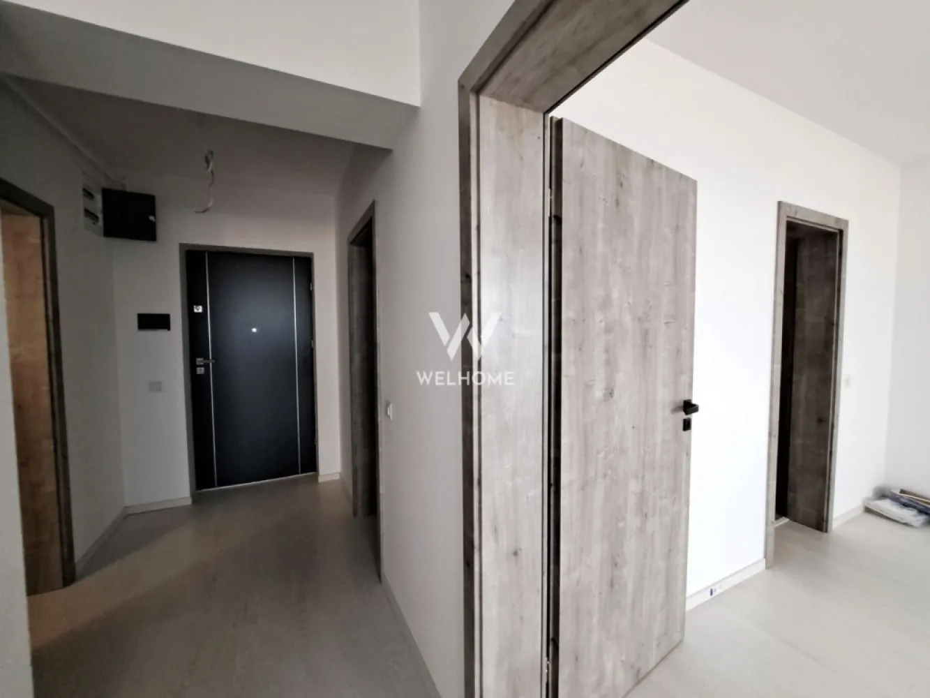 Direct dezvoltator cu in avans de minim 17.200 euro in Selimbar - Comision 0 de la cumparator !!! 2 camere | Terasă mare | Vedere munți | Etaj intermediar | Sibiu 📐 66,83 mp total (terasă 12,27 mp inclusă) 🛏 2 camere decomandate 🌇 Terasă generoasă cu vedere spre munți (orientare SE) 🏢 Etaj intermediar 💶 Avans minim: 17.740€ 🏗 Se predă LA SEMIFINISAT: Ușă intrare Porta Doors Încălzire în pardoseală + centrală în condensare Tâmplărie PVC Salamander (3 foi sticlă) Instalații electrice Legrand Pregătire AC Videointerfon smart Akuvox Terasă finisată cu balustradă sticlă 🏠 Opțional: predare LA CHEIE: Uși interior Porta Doors Baie complet utilată Parchet la alegere (SPC / LVT / laminat) 🚗 Locuri de parcare disponibile + boxă 🛠 Compartimentare flexibilă (se poate modifica) 📅 Predare: toamna 2027 💰 82.827€ + TVA – semifinisat 💰 91.591€ + TVA – la cheie (prețul diferă în funcție de avans) 📞 Cosmin – 0743292794 ⚡ Apartament ideal pentru locuit sau investiție, într-un proiect modern cu vedere spectaculoasă!