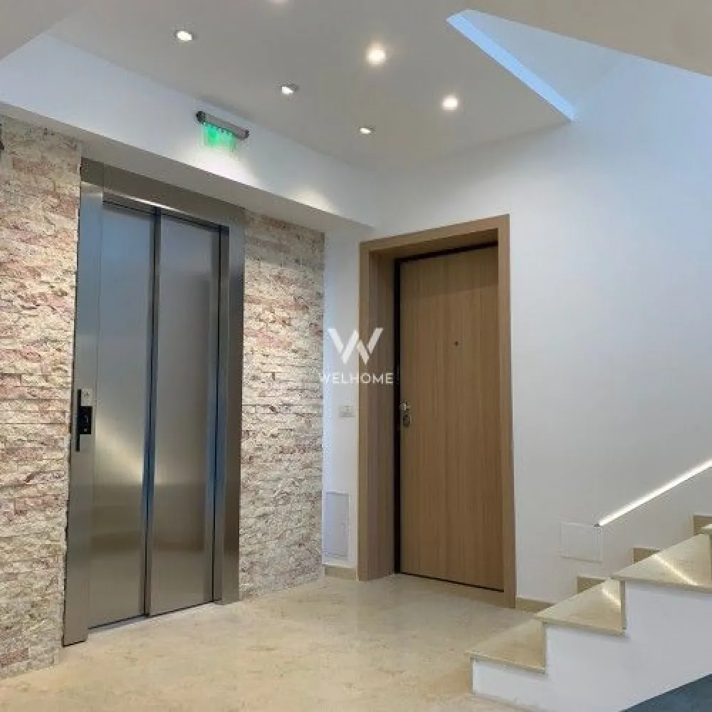 Direct dezvoltator cu in avans de minim 17.200 euro in Selimbar - Comision 0 de la cumparator !!! 2 camere | Terasă mare | Vedere munți | Etaj intermediar | Sibiu 📐 66,83 mp total (terasă 12,27 mp inclusă) 🛏 2 camere decomandate 🌇 Terasă generoasă cu vedere spre munți (orientare SE) 🏢 Etaj intermediar 💶 Avans minim: 17.740€ 🏗 Se predă LA SEMIFINISAT: Ușă intrare Porta Doors Încălzire în pardoseală + centrală în condensare Tâmplărie PVC Salamander (3 foi sticlă) Instalații electrice Legrand Pregătire AC Videointerfon smart Akuvox Terasă finisată cu balustradă sticlă 🏠 Opțional: predare LA CHEIE: Uși interior Porta Doors Baie complet utilată Parchet la alegere (SPC / LVT / laminat) 🚗 Locuri de parcare disponibile + boxă 🛠 Compartimentare flexibilă (se poate modifica) 📅 Predare: toamna 2027 💰 82.827€ + TVA – semifinisat 💰 91.591€ + TVA – la cheie (prețul diferă în funcție de avans) 📞 Cosmin – 0743292794 ⚡ Apartament ideal pentru locuit sau investiție, într-un proiect modern cu vedere spectaculoasă!