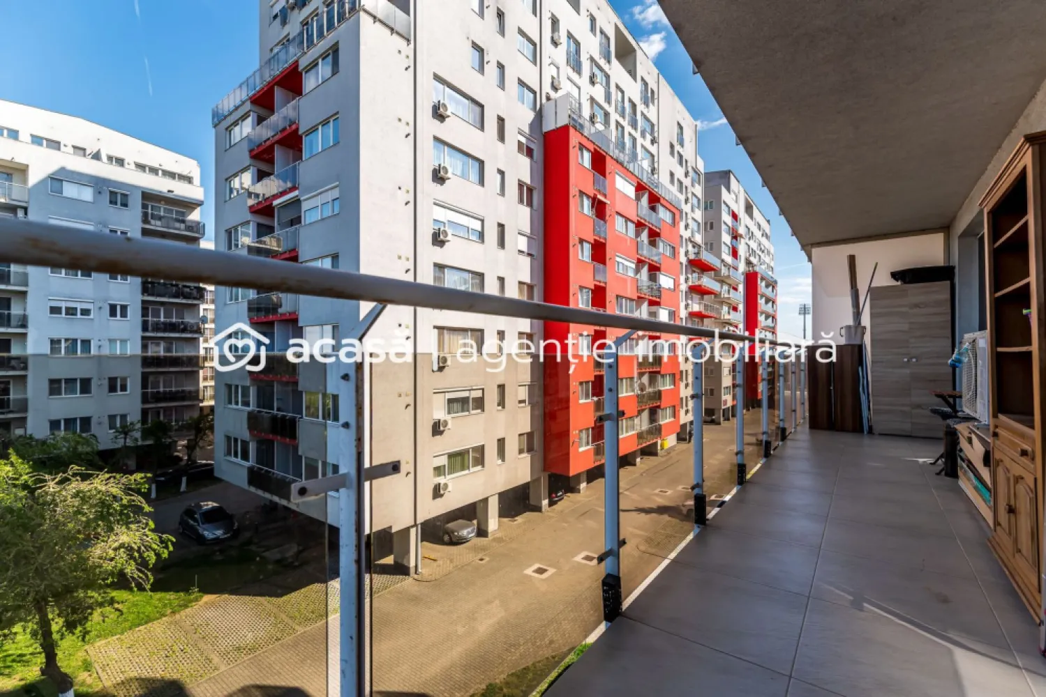 Apartament 2 camere ARED UTA cu balcon 16 mp - COMISION 0 - Vă propun spre vânzare un apartament modern cu 2 camere, situat în complexul ARED UTA, într-un bloc construit în anul 2010. Locuința are o suprafață construită de 74 mp și o suprafață utilă totală de 56 mp, fiind alcătuită din: - sufragerie spațioasă, deschisă cu bucătăria - dormitor confortabil - hol - baie cu geam - balcon generos dispus pe toată suprafața apartamentului Apartamentul se află la etajul 3 din 8 și beneficiază de o poziționare S-E, ceea ce îi oferă lumină naturală pe tot parcursul zilei. În plus, vederea este deschisă, neobstrucționată de alte clădiri. Blocul este dotat cu 2 lifturi și este izolat termic, contribuind la costuri reduse de întreținere. Încălzirea se realizează pe gaz, prin centrala proprie a blocului. Apartamentul dispune și de aer condiționat pentru un confort sporit. Datorită poziției și compartimentării, proprietatea este ideală atât pentru locuit, cât și pentru investiție – închiriere în regim hotelier sau pe termen lung. Pentru mai multe detalii sau pentru a programa o vizionare: 📞 0755 274 519 - Daniel Hord – Consultant imobiliar Nu dispui de toată suma? Te ajutăm noi gratuit! Îți obținem oferte de la 16 bănci. Ai o proprietate de vânzare în Arad și vrei să știi cât valorează cu adevărat? Sună-mă pentru o evaluare gratuită, fără obligații! Birou: ACASĂ | Agenție imobiliară Arad Bulevardul Decebal 2, Arad 310133 }}