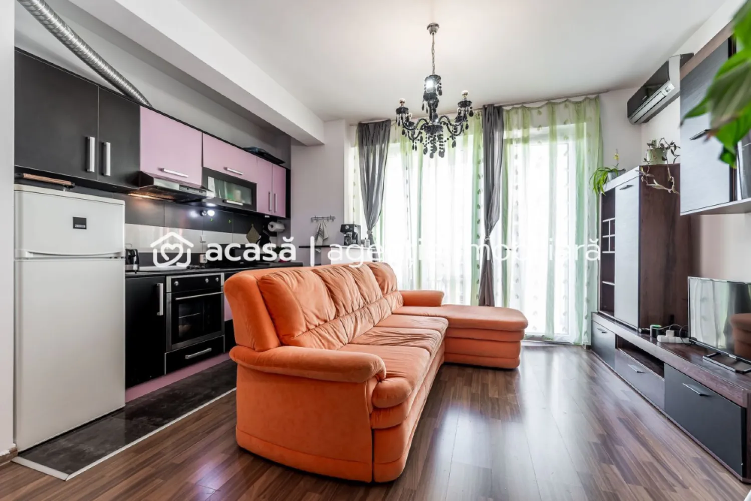 Apartament 2 camere ARED UTA cu balcon 16 mp - COMISION 0 - Vă propun spre vânzare un apartament modern cu 2 camere, situat în complexul ARED UTA, într-un bloc construit în anul 2010. Locuința are o suprafață construită de 74 mp și o suprafață utilă totală de 56 mp, fiind alcătuită din: - sufragerie spațioasă, deschisă cu bucătăria - dormitor confortabil - hol - baie cu geam - balcon generos dispus pe toată suprafața apartamentului Apartamentul se află la etajul 3 din 8 și beneficiază de o poziționare S-E, ceea ce îi oferă lumină naturală pe tot parcursul zilei. În plus, vederea este deschisă, neobstrucționată de alte clădiri. Blocul este dotat cu 2 lifturi și este izolat termic, contribuind la costuri reduse de întreținere. Încălzirea se realizează pe gaz, prin centrala proprie a blocului. Apartamentul dispune și de aer condiționat pentru un confort sporit. Datorită poziției și compartimentării, proprietatea este ideală atât pentru locuit, cât și pentru investiție – închiriere în regim hotelier sau pe termen lung. Pentru mai multe detalii sau pentru a programa o vizionare: 📞 0755 274 519 - Daniel Hord – Consultant imobiliar Nu dispui de toată suma? Te ajutăm noi gratuit! Îți obținem oferte de la 16 bănci. Ai o proprietate de vânzare în Arad și vrei să știi cât valorează cu adevărat? Sună-mă pentru o evaluare gratuită, fără obligații! Birou: ACASĂ | Agenție imobiliară Arad Bulevardul Decebal 2, Arad 310133 }}