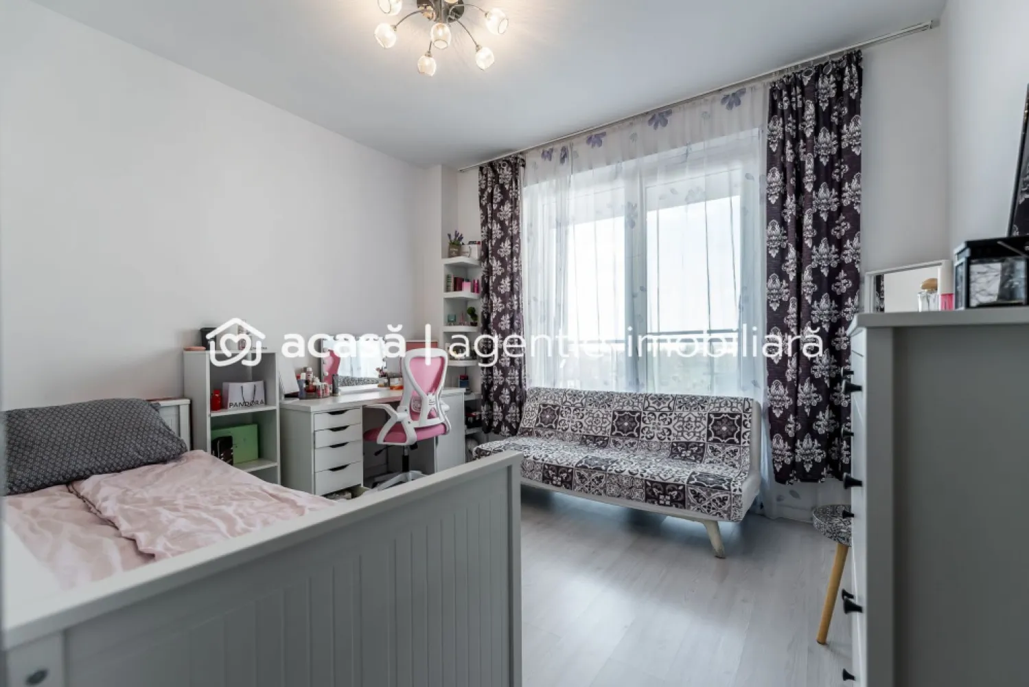 Apartament 2 camere ARED UTA cu balcon 16 mp - COMISION 0 - Vă propun spre vânzare un apartament modern cu 2 camere, situat în complexul ARED UTA, într-un bloc construit în anul 2010. Locuința are o suprafață construită de 74 mp și o suprafață utilă totală de 56 mp, fiind alcătuită din: - sufragerie spațioasă, deschisă cu bucătăria - dormitor confortabil - hol - baie cu geam - balcon generos dispus pe toată suprafața apartamentului Apartamentul se află la etajul 3 din 8 și beneficiază de o poziționare S-E, ceea ce îi oferă lumină naturală pe tot parcursul zilei. În plus, vederea este deschisă, neobstrucționată de alte clădiri. Blocul este dotat cu 2 lifturi și este izolat termic, contribuind la costuri reduse de întreținere. Încălzirea se realizează pe gaz, prin centrala proprie a blocului. Apartamentul dispune și de aer condiționat pentru un confort sporit. Datorită poziției și compartimentării, proprietatea este ideală atât pentru locuit, cât și pentru investiție – închiriere în regim hotelier sau pe termen lung. Pentru mai multe detalii sau pentru a programa o vizionare: 📞 0755 274 519 - Daniel Hord – Consultant imobiliar Nu dispui de toată suma? Te ajutăm noi gratuit! Îți obținem oferte de la 16 bănci. Ai o proprietate de vânzare în Arad și vrei să știi cât valorează cu adevărat? Sună-mă pentru o evaluare gratuită, fără obligații! Birou: ACASĂ | Agenție imobiliară Arad Bulevardul Decebal 2, Arad 310133 }}