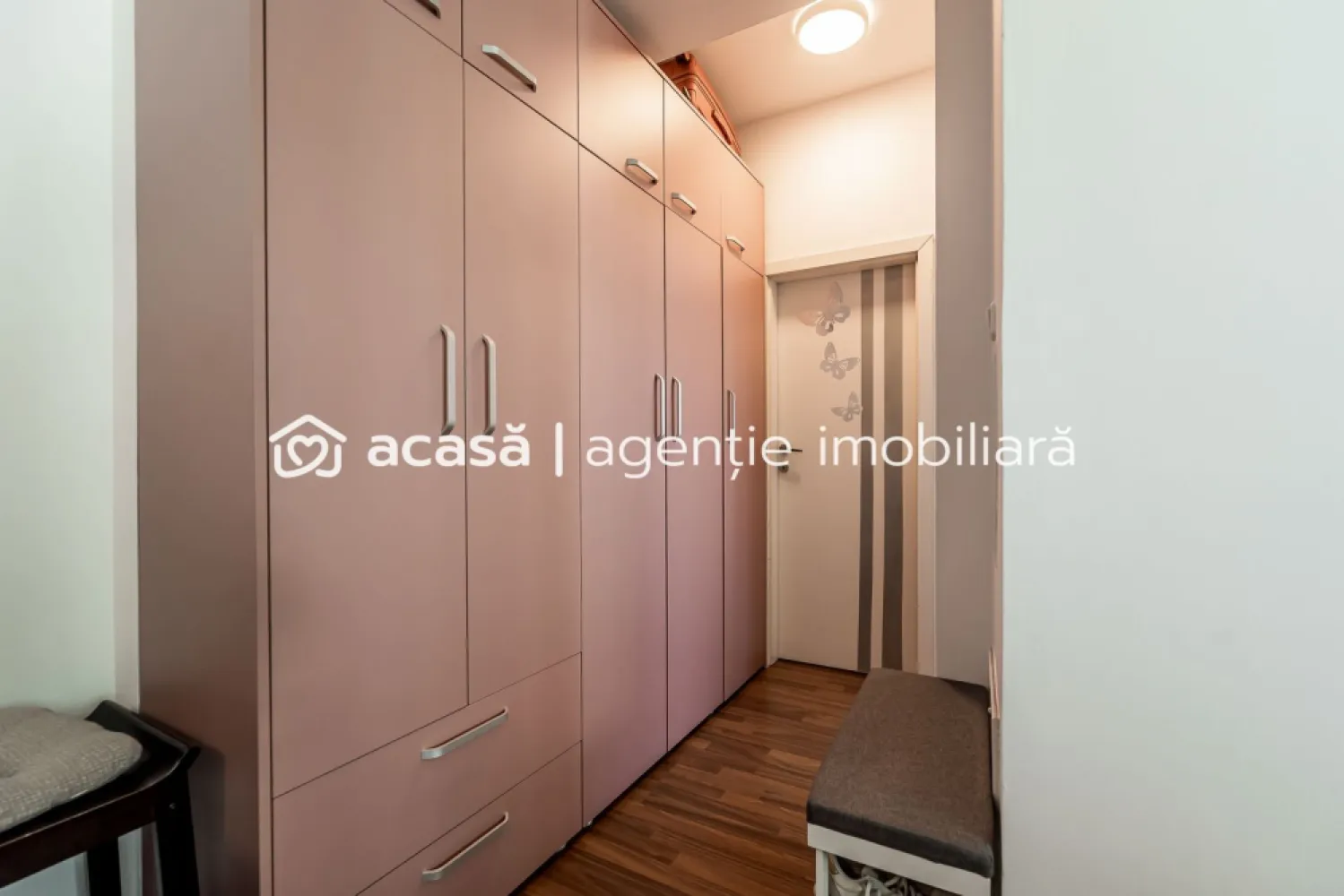 Apartament 2 camere ARED UTA cu balcon 16 mp - COMISION 0 - Vă propun spre vânzare un apartament modern cu 2 camere, situat în complexul ARED UTA, într-un bloc construit în anul 2010. Locuința are o suprafață construită de 74 mp și o suprafață utilă totală de 56 mp, fiind alcătuită din: - sufragerie spațioasă, deschisă cu bucătăria - dormitor confortabil - hol - baie cu geam - balcon generos dispus pe toată suprafața apartamentului Apartamentul se află la etajul 3 din 8 și beneficiază de o poziționare S-E, ceea ce îi oferă lumină naturală pe tot parcursul zilei. În plus, vederea este deschisă, neobstrucționată de alte clădiri. Blocul este dotat cu 2 lifturi și este izolat termic, contribuind la costuri reduse de întreținere. Încălzirea se realizează pe gaz, prin centrala proprie a blocului. Apartamentul dispune și de aer condiționat pentru un confort sporit. Datorită poziției și compartimentării, proprietatea este ideală atât pentru locuit, cât și pentru investiție – închiriere în regim hotelier sau pe termen lung. Pentru mai multe detalii sau pentru a programa o vizionare: 📞 0755 274 519 - Daniel Hord – Consultant imobiliar Nu dispui de toată suma? Te ajutăm noi gratuit! Îți obținem oferte de la 16 bănci. Ai o proprietate de vânzare în Arad și vrei să știi cât valorează cu adevărat? Sună-mă pentru o evaluare gratuită, fără obligații! Birou: ACASĂ | Agenție imobiliară Arad Bulevardul Decebal 2, Arad 310133 }}