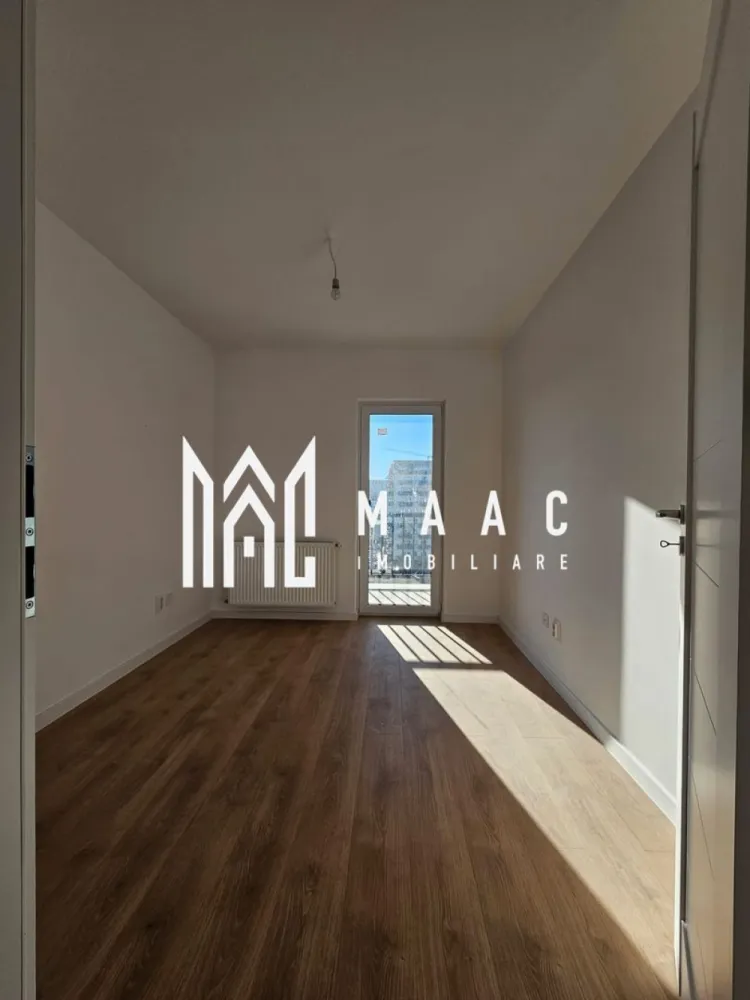 Apartament 2 Camere I Sibiu I Doamna Stanca I Balcon I Parcare Inclusă - MAAC Imobiliare vă propune un apartament modern cu 2 camere, situat pe Strada Doamna Stanca, într-o zonă rezidențială în plină dezvoltare din Sibiu.
Apartamentul este ideal pentru locuință proprie sau investiție, beneficiind de o compartimentare eficientă și spații generoase.

Compartimentare:
living + bucătărie: 29,61 mp
dormitor: 12,03 mp
baie: 4,51 mp
hol: 2,49 mp
balcon: 10,83 mp
Prețuri:
97.500 euro (TVA inclus) – semifinisat
103.700 euro (TVA inclus) – finisat la cheie

Loc de parcare exterior inclus
Opțional: parcare interioară – 10.900 euro
Beneficii:
Centrală termică
Racordat la toate utilitățile
Predare la cheie (pentru varianta finisată)
Ansamblu rezidențial nou

Zona Doamna Stanca oferă acces rapid către centre comerciale, magazine, școli și principalele artere ale orașului, fiind una dintre cele mai căutate zone noi din Sibiu.

Pentru mai multe detalii vă rugăm să precizați telefonic că ați văzut anunțul cu CP3049402.