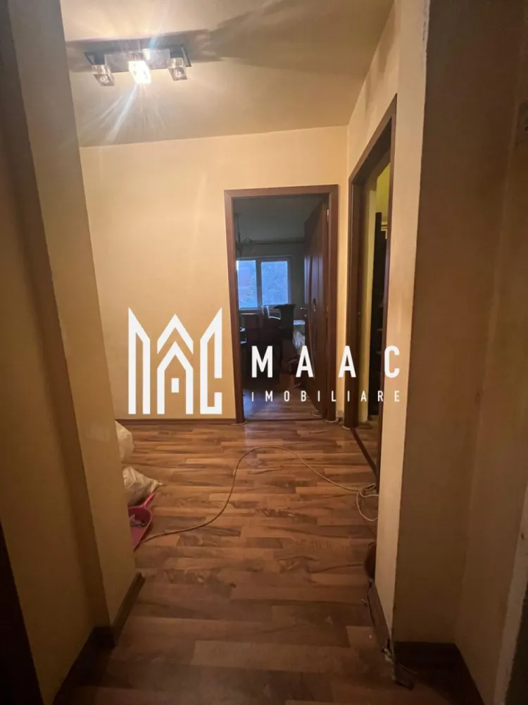 Apartament 4 camere - Apartament 4 camere – Zona Tic-Tac, Ostroveni | Etaj 2/10 | MAAC Imobiliare MAAC Imobiliare vă propune spre închiriere un apartament spațios cu 4 camere, situat în cartierul Ostroveni, zona Tic-Tac, una dintre cele mai căutate și bine poziționate zone ale orașului Râmnicu Vâlcea. Locuința se află la etajul 2 din 10, într-un bloc dotat cu lift, oferind confort și accesibilitate pentru orice categorie de chiriași. Caracteristici principale: * Compartimentare: decomandat * Etaj: 2/10 * Centrala termică proprie – confort termic și costuri reduse * Se închiriază mobilat și utilat, exact ca în pozele de prezentare * Imobil curat, bine întreținut, ideal pentru familie sau cuplu Locație: Zona Tic-Tac – Ostroveni oferă acces facil către supermarketuri, farmacii, bănci, școli, grădinițe și mijloace de transport în comun, asigurând un nivel ridicat de confort urban. Condiții de închiriere: * Chirie lunară: 300 € * Garanție: 1 lună Un apartament spațios, luminos și complet echipat – gata pentru a fi locuit imediat! Pentru mai multe detalii sau pentru programarea unei vizionări, contactați echipa MAAC Imobiliare. id: CP2795653 - SP }}