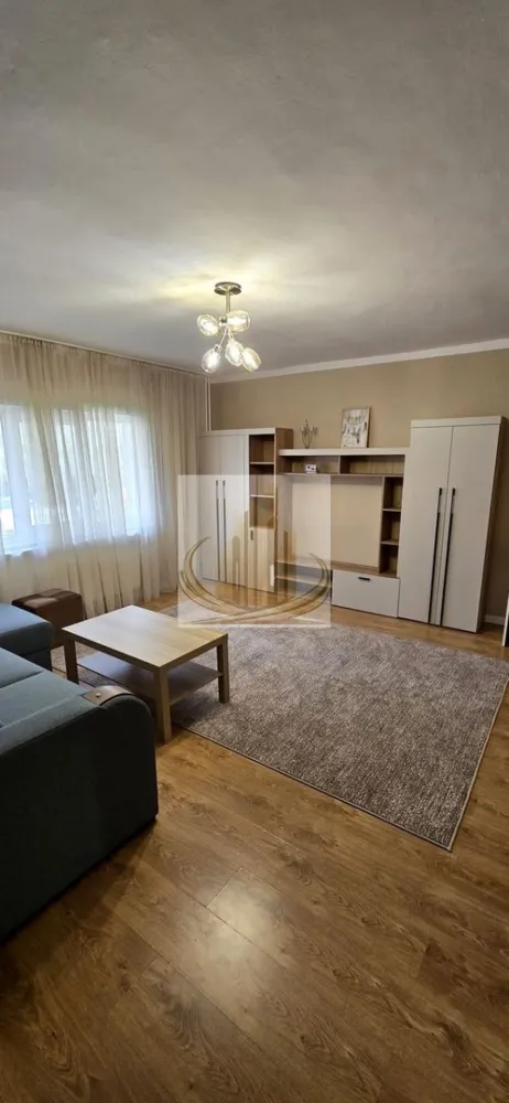 Apartament cochet, renovat complet, parter înalt – zonă liniștită - Grand Mobilis Imobiliare vă propune spre închiriere un apartament cu o cameră, complet renovat și mobilat modern, situat într-o zonă liniștită și bine conectată la oraș. Locuința are o suprafață utilă de 37 mp și este decomandată, compartimentarea fiind eficient realizată astfel: hol de intrare, baie, bucătărie și cameră de zi. Apartamentul este amplasat la parter înalt al unui imobil cu 4 etaje și se remarcă prin finisajele moderne și materialele de calitate folosite în renovarea recentă, cu atenție sporită la detalii. Confortul termic este asigurat de centrala proprie, iar pentru un plus de confort există posibilitatea montării unui aparat de aer condiționat. Un alt avantaj major îl reprezintă poziționarea excelentă, în zona Timocului – Șaguna, o zonă liniștită, dar foarte bine conectată la oraș. În proximitate se regăsesc universități, magazine, mijloace de transport în comun și diverse puncte de interes. De asemenea, malul Begăi se află la doar câteva minute de mers pe jos, fiind ideal pentru plimbări și relaxare în aer liber. Apartamentul este ideal pentru o persoană sau un cuplu care își dorește confort, liniște și acces facil către facilitățile urbane. ID intern: CP3049425 }}