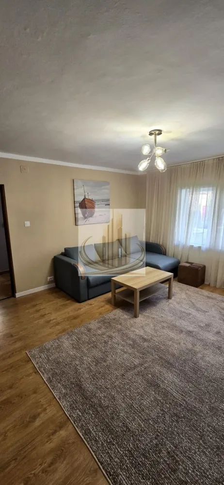 Apartament cochet, renovat complet, parter înalt – zonă liniștită - Grand Mobilis Imobiliare vă propune spre închiriere un apartament cu o cameră, complet renovat și mobilat modern, situat într-o zonă liniștită și bine conectată la oraș. Locuința are o suprafață utilă de 37 mp și este decomandată, compartimentarea fiind eficient realizată astfel: hol de intrare, baie, bucătărie și cameră de zi. Apartamentul este amplasat la parter înalt al unui imobil cu 4 etaje și se remarcă prin finisajele moderne și materialele de calitate folosite în renovarea recentă, cu atenție sporită la detalii. Confortul termic este asigurat de centrala proprie, iar pentru un plus de confort există posibilitatea montării unui aparat de aer condiționat. Un alt avantaj major îl reprezintă poziționarea excelentă, în zona Timocului – Șaguna, o zonă liniștită, dar foarte bine conectată la oraș. În proximitate se regăsesc universități, magazine, mijloace de transport în comun și diverse puncte de interes. De asemenea, malul Begăi se află la doar câteva minute de mers pe jos, fiind ideal pentru plimbări și relaxare în aer liber. Apartamentul este ideal pentru o persoană sau un cuplu care își dorește confort, liniște și acces facil către facilitățile urbane. ID intern: CP3049425 }}