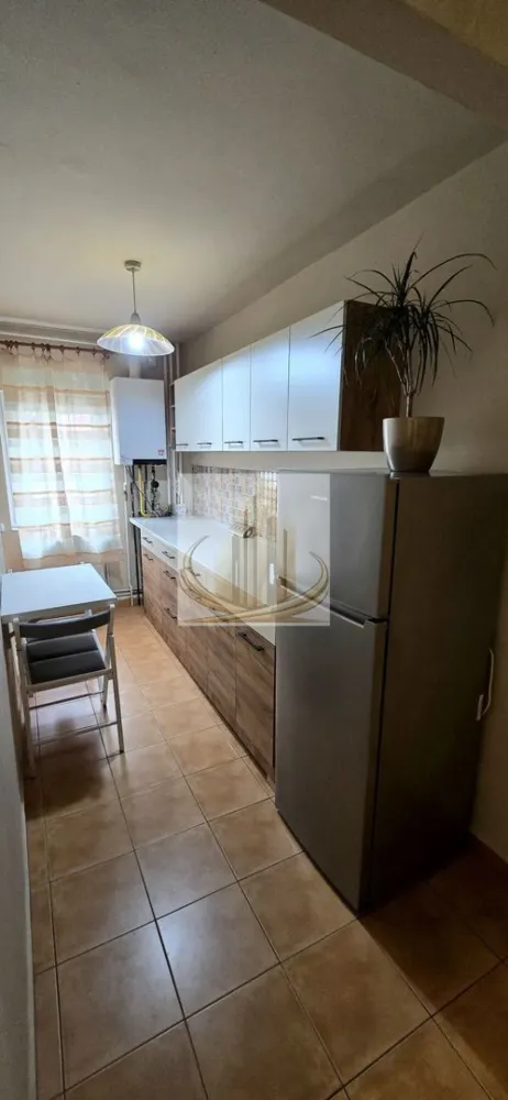 Apartament cochet, renovat complet, parter înalt – zonă liniștită - Grand Mobilis Imobiliare vă propune spre închiriere un apartament cu o cameră, complet renovat și mobilat modern, situat într-o zonă liniștită și bine conectată la oraș. Locuința are o suprafață utilă de 37 mp și este decomandată, compartimentarea fiind eficient realizată astfel: hol de intrare, baie, bucătărie și cameră de zi. Apartamentul este amplasat la parter înalt al unui imobil cu 4 etaje și se remarcă prin finisajele moderne și materialele de calitate folosite în renovarea recentă, cu atenție sporită la detalii. Confortul termic este asigurat de centrala proprie, iar pentru un plus de confort există posibilitatea montării unui aparat de aer condiționat. Un alt avantaj major îl reprezintă poziționarea excelentă, în zona Timocului – Șaguna, o zonă liniștită, dar foarte bine conectată la oraș. În proximitate se regăsesc universități, magazine, mijloace de transport în comun și diverse puncte de interes. De asemenea, malul Begăi se află la doar câteva minute de mers pe jos, fiind ideal pentru plimbări și relaxare în aer liber. Apartamentul este ideal pentru o persoană sau un cuplu care își dorește confort, liniște și acces facil către facilitățile urbane. ID intern: CP3049425 }}