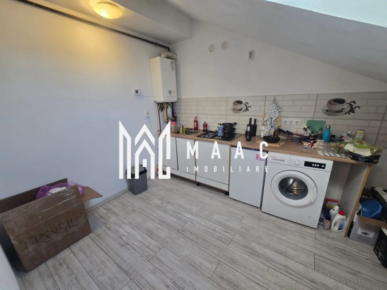 Apartament tip studio | 37 mp | Bloc nou | Ideal investiție - MAAC Imobiliare vă propune spre vânzare un apartament modern, ideal atât pentru locuit, cât și pentru investiție, situat într-un imobil nou din Sibiu.

Locuința are o suprafață de 37 mp și este compartimentată eficient, oferind posibilitatea de adaptare în funcție de nevoi.

Caracteristici principale
 • bucătărie + living decomandate
 • posibilitate de compartimentare a bucătăriei
 • situat la etajul 4 din 4
 • imobil construcție nouă

Avantaje
 • ideal pentru investiție (închiriere) sau locuință proprie
 • compartimentare flexibilă
 • bloc nou, eficient energetic

📞 Pentru mai multe detalii sau pentru programarea unei vizionări, vă rugăm să ne contactați și să menționați ID-ul proprietății: CP3048884.