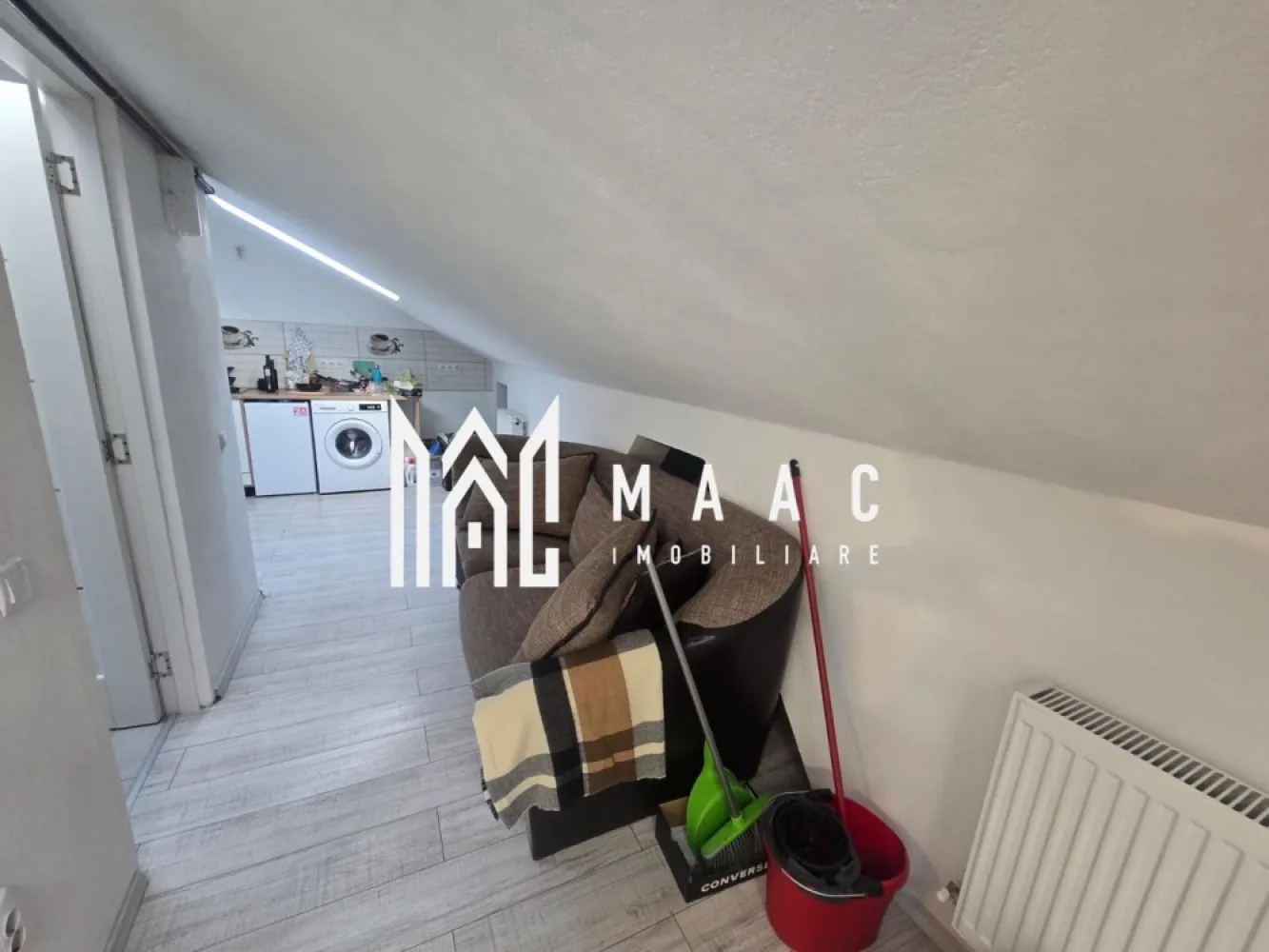 Apartament tip studio | 37 mp | Bloc nou | Ideal investiție - MAAC Imobiliare vă propune spre vânzare un apartament modern, ideal atât pentru locuit, cât și pentru investiție, situat într-un imobil nou din Sibiu.

Locuința are o suprafață de 37 mp și este compartimentată eficient, oferind posibilitatea de adaptare în funcție de nevoi.

Caracteristici principale
 • bucătărie + living decomandate
 • posibilitate de compartimentare a bucătăriei
 • situat la etajul 4 din 4
 • imobil construcție nouă

Avantaje
 • ideal pentru investiție (închiriere) sau locuință proprie
 • compartimentare flexibilă
 • bloc nou, eficient energetic

📞 Pentru mai multe detalii sau pentru programarea unei vizionări, vă rugăm să ne contactați și să menționați ID-ul proprietății: CP3048884.