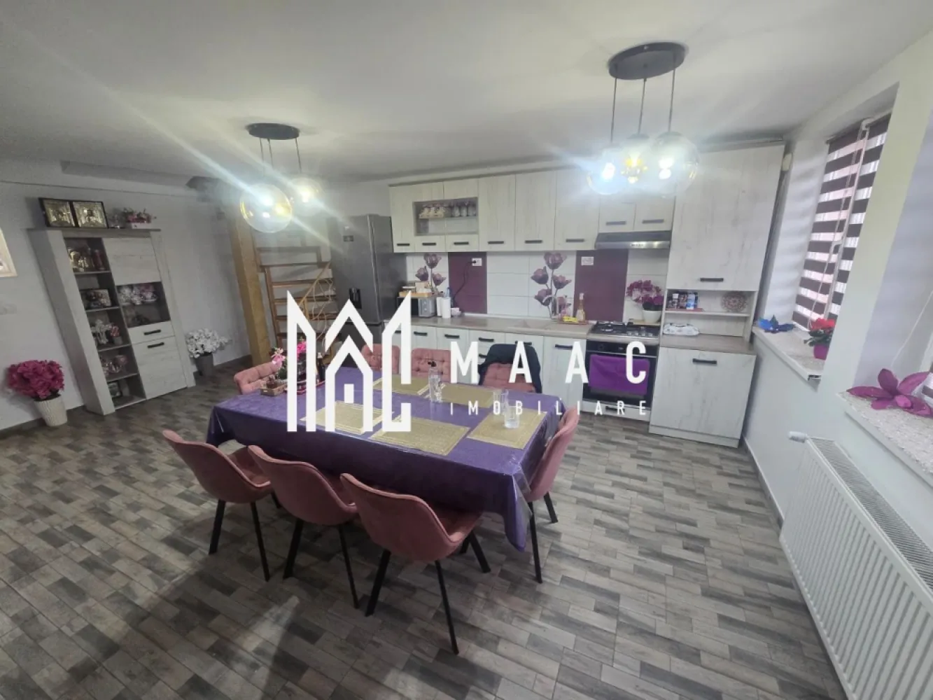 Apartament 4 camere | Decomandat | Zona Tineretului - MAAC Imobiliare va propune spre inchiriere un apartament pe două niveluri, situat la casă, în zona Tineretului – strada Klagenfurt, într-un cartier liniștit, exclusiv de case, ideal pentru cei care își doresc confort și intimitate.

Imobilul dispune de o suprafață utilă totală de 140 mp, fiind compartimentat eficient și oferind spații generoase și luminoase.

La primul nivel (90 mp utili) regăsim:

hol de acces primitor;
două camere decomandate;
living spațios cu bucătărie open-space;
cămară pentru depozitare;
baie dotată cu cadă, mașină de spălat și uscător;
balcon.

Etajul este compus din:

două dormitoare decomandate;
baie cu geam pentru aerisire naturală.

Apartamentul dispune de izolatie exterioara , loc de parcare ,cota de teren aferent apartamentului si jaluzele exterioare la geamuri.

Unul dintre dormitoarele de la etaj se află la stadiul de „alb”, oferind viitorului proprietar posibilitatea de a-l amenaja după propriul gust.

Apartamentul este pregătit pentru mutare imediată (ready to move) și se vinde complet mobilat și utilat, beneficiind de dotări precum: aer condiționat, mașină de spălat vase, frigider, congelator, hotă și Smart TV.

Proprietatea reprezintă o alegere excelentă pentru familii sau pentru cei care caută un spațiu generos, într-o zonă liniștită, dar bine conectată la oraș.

Pentru mai multe detalii specificati ID:CP3049641
