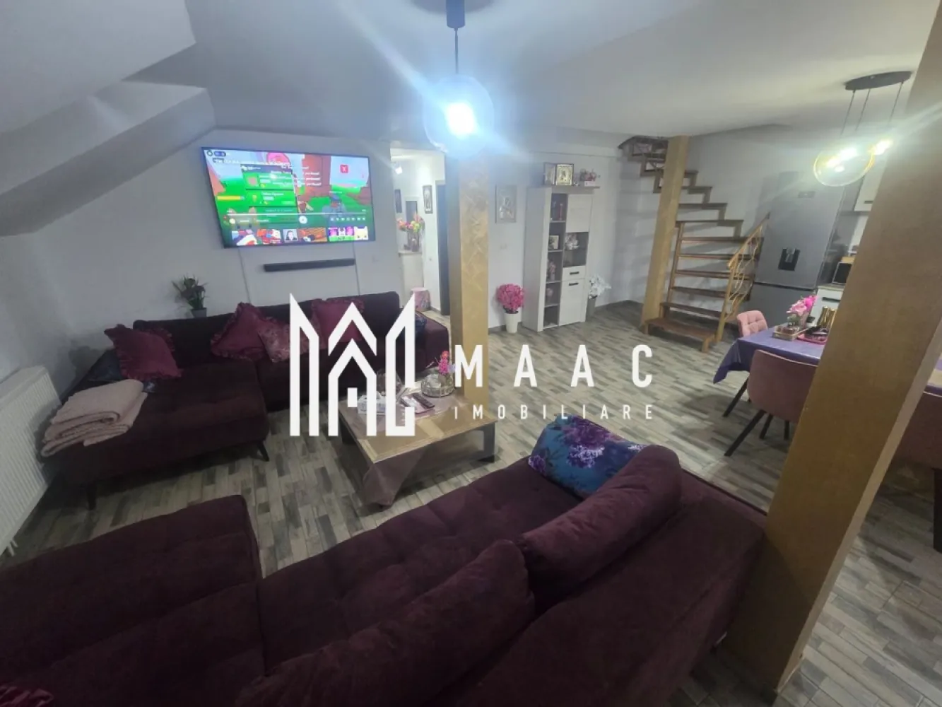 Apartament 4 camere | Decomandat | Zona Tineretului - MAAC Imobiliare va propune spre inchiriere un apartament pe două niveluri, situat la casă, în zona Tineretului – strada Klagenfurt, într-un cartier liniștit, exclusiv de case, ideal pentru cei care își doresc confort și intimitate.

Imobilul dispune de o suprafață utilă totală de 140 mp, fiind compartimentat eficient și oferind spații generoase și luminoase.

La primul nivel (90 mp utili) regăsim:

hol de acces primitor;
două camere decomandate;
living spațios cu bucătărie open-space;
cămară pentru depozitare;
baie dotată cu cadă, mașină de spălat și uscător;
balcon.

Etajul este compus din:

două dormitoare decomandate;
baie cu geam pentru aerisire naturală.

Apartamentul dispune de izolatie exterioara , loc de parcare ,cota de teren aferent apartamentului si jaluzele exterioare la geamuri.

Unul dintre dormitoarele de la etaj se află la stadiul de „alb”, oferind viitorului proprietar posibilitatea de a-l amenaja după propriul gust.

Apartamentul este pregătit pentru mutare imediată (ready to move) și se vinde complet mobilat și utilat, beneficiind de dotări precum: aer condiționat, mașină de spălat vase, frigider, congelator, hotă și Smart TV.

Proprietatea reprezintă o alegere excelentă pentru familii sau pentru cei care caută un spațiu generos, într-o zonă liniștită, dar bine conectată la oraș.

Pentru mai multe detalii specificati ID:CP3049641