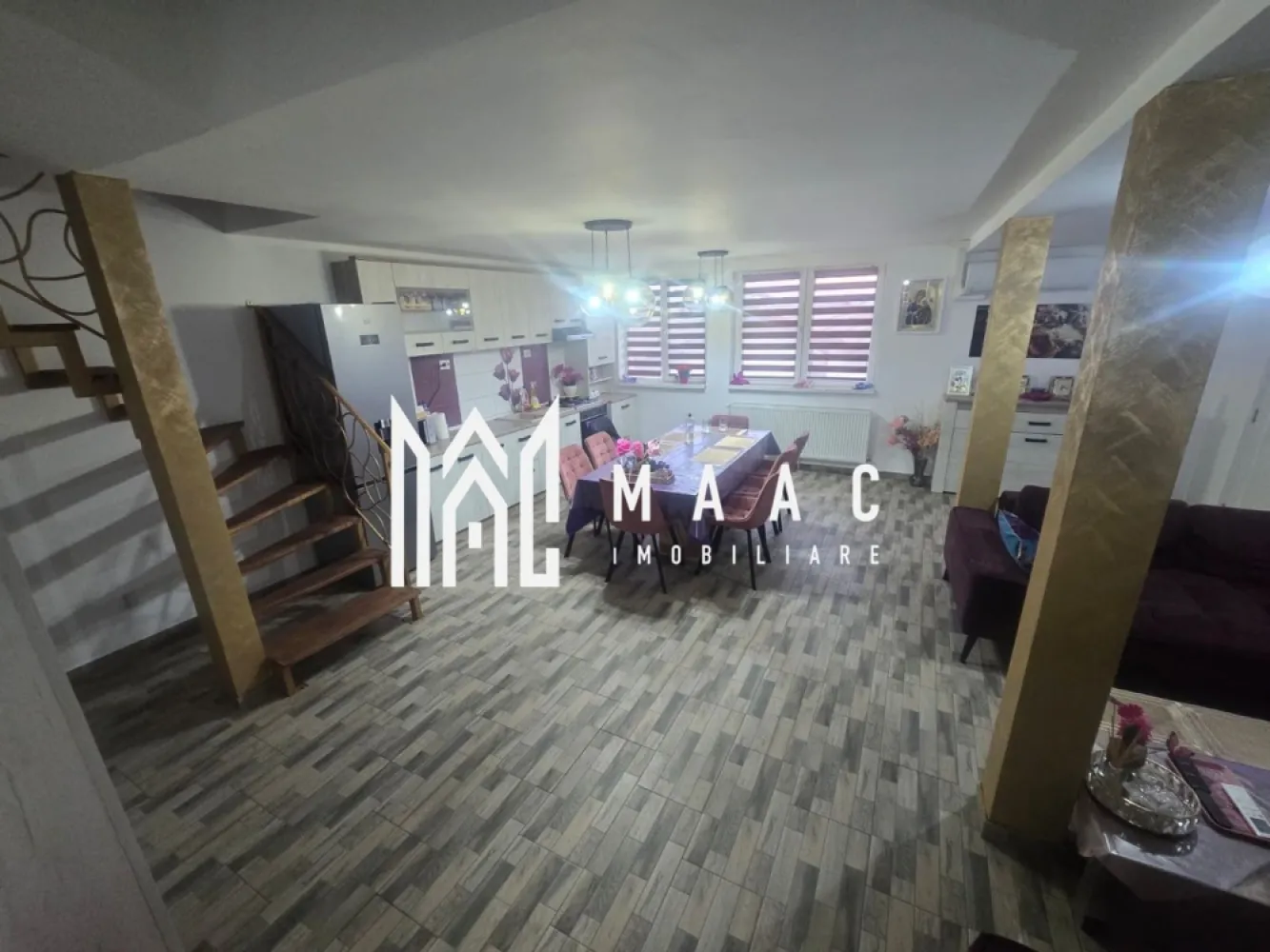 Apartament 4 camere | Decomandat | Zona Tineretului - MAAC Imobiliare va propune spre inchiriere un apartament pe două niveluri, situat la casă, în zona Tineretului – strada Klagenfurt, într-un cartier liniștit, exclusiv de case, ideal pentru cei care își doresc confort și intimitate.

Imobilul dispune de o suprafață utilă totală de 140 mp, fiind compartimentat eficient și oferind spații generoase și luminoase.

La primul nivel (90 mp utili) regăsim:

hol de acces primitor;
două camere decomandate;
living spațios cu bucătărie open-space;
cămară pentru depozitare;
baie dotată cu cadă, mașină de spălat și uscător;
balcon.

Etajul este compus din:

două dormitoare decomandate;
baie cu geam pentru aerisire naturală.

Apartamentul dispune de izolatie exterioara , loc de parcare ,cota de teren aferent apartamentului si jaluzele exterioare la geamuri.

Unul dintre dormitoarele de la etaj se află la stadiul de „alb”, oferind viitorului proprietar posibilitatea de a-l amenaja după propriul gust.

Apartamentul este pregătit pentru mutare imediată (ready to move) și se vinde complet mobilat și utilat, beneficiind de dotări precum: aer condiționat, mașină de spălat vase, frigider, congelator, hotă și Smart TV.

Proprietatea reprezintă o alegere excelentă pentru familii sau pentru cei care caută un spațiu generos, într-o zonă liniștită, dar bine conectată la oraș.

Pentru mai multe detalii specificati ID:CP3049641