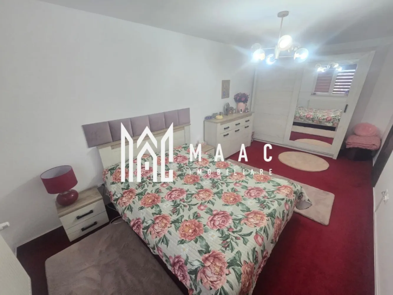 Apartament 4 camere | Decomandat | Zona Tineretului - MAAC Imobiliare va propune spre inchiriere un apartament pe două niveluri, situat la casă, în zona Tineretului – strada Klagenfurt, într-un cartier liniștit, exclusiv de case, ideal pentru cei care își doresc confort și intimitate.

Imobilul dispune de o suprafață utilă totală de 140 mp, fiind compartimentat eficient și oferind spații generoase și luminoase.

La primul nivel (90 mp utili) regăsim:

hol de acces primitor;
două camere decomandate;
living spațios cu bucătărie open-space;
cămară pentru depozitare;
baie dotată cu cadă, mașină de spălat și uscător;
balcon.

Etajul este compus din:

două dormitoare decomandate;
baie cu geam pentru aerisire naturală.

Apartamentul dispune de izolatie exterioara , loc de parcare ,cota de teren aferent apartamentului si jaluzele exterioare la geamuri.

Unul dintre dormitoarele de la etaj se află la stadiul de „alb”, oferind viitorului proprietar posibilitatea de a-l amenaja după propriul gust.

Apartamentul este pregătit pentru mutare imediată (ready to move) și se vinde complet mobilat și utilat, beneficiind de dotări precum: aer condiționat, mașină de spălat vase, frigider, congelator, hotă și Smart TV.

Proprietatea reprezintă o alegere excelentă pentru familii sau pentru cei care caută un spațiu generos, într-o zonă liniștită, dar bine conectată la oraș.

Pentru mai multe detalii specificati ID:CP3049641